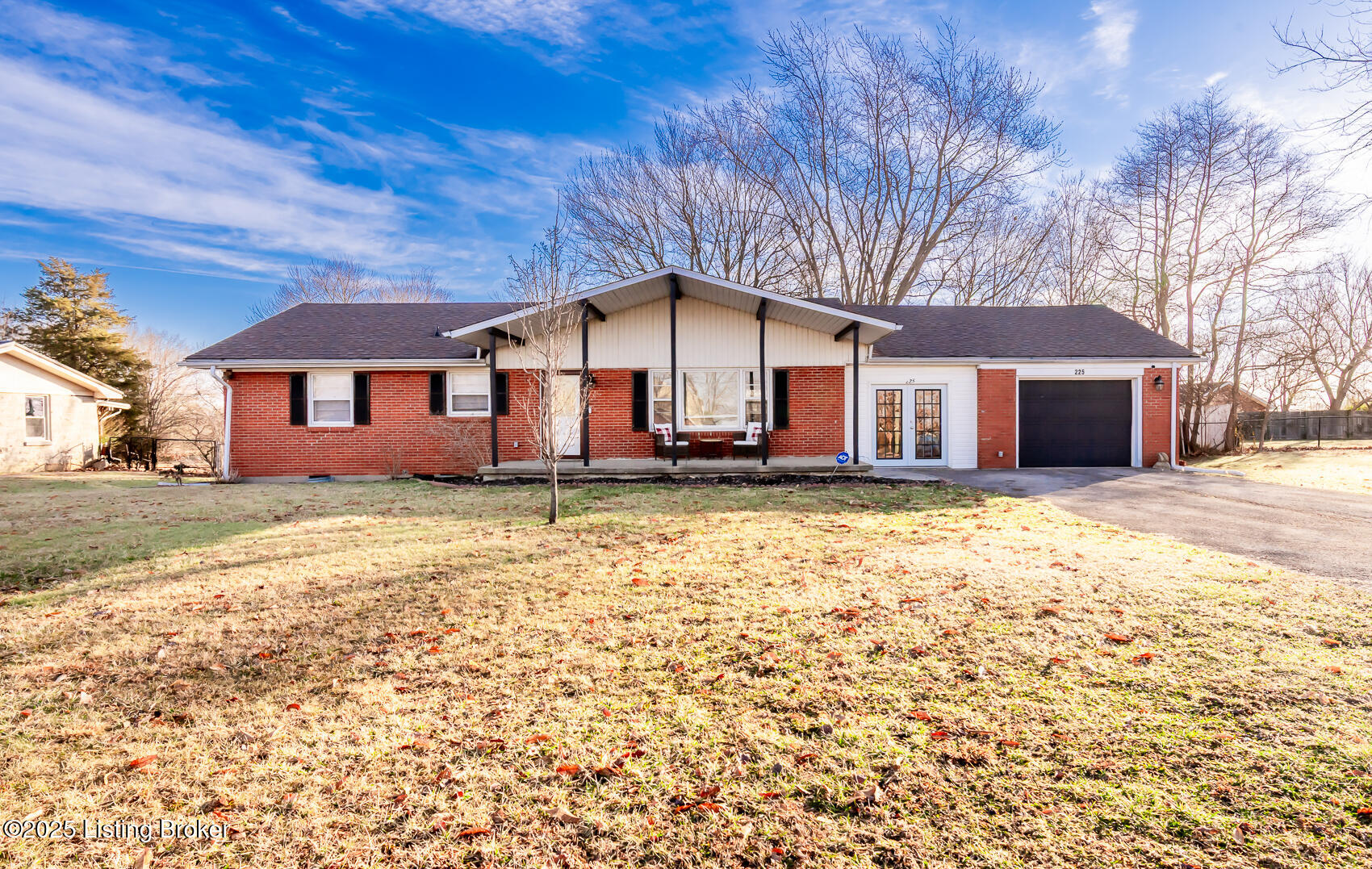 225 N Logsdon Pkwy Property Photo 1