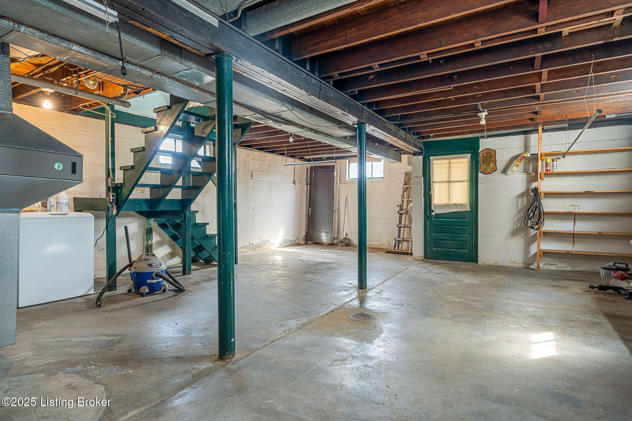 2027 Alexander Ave Property Photo 23
