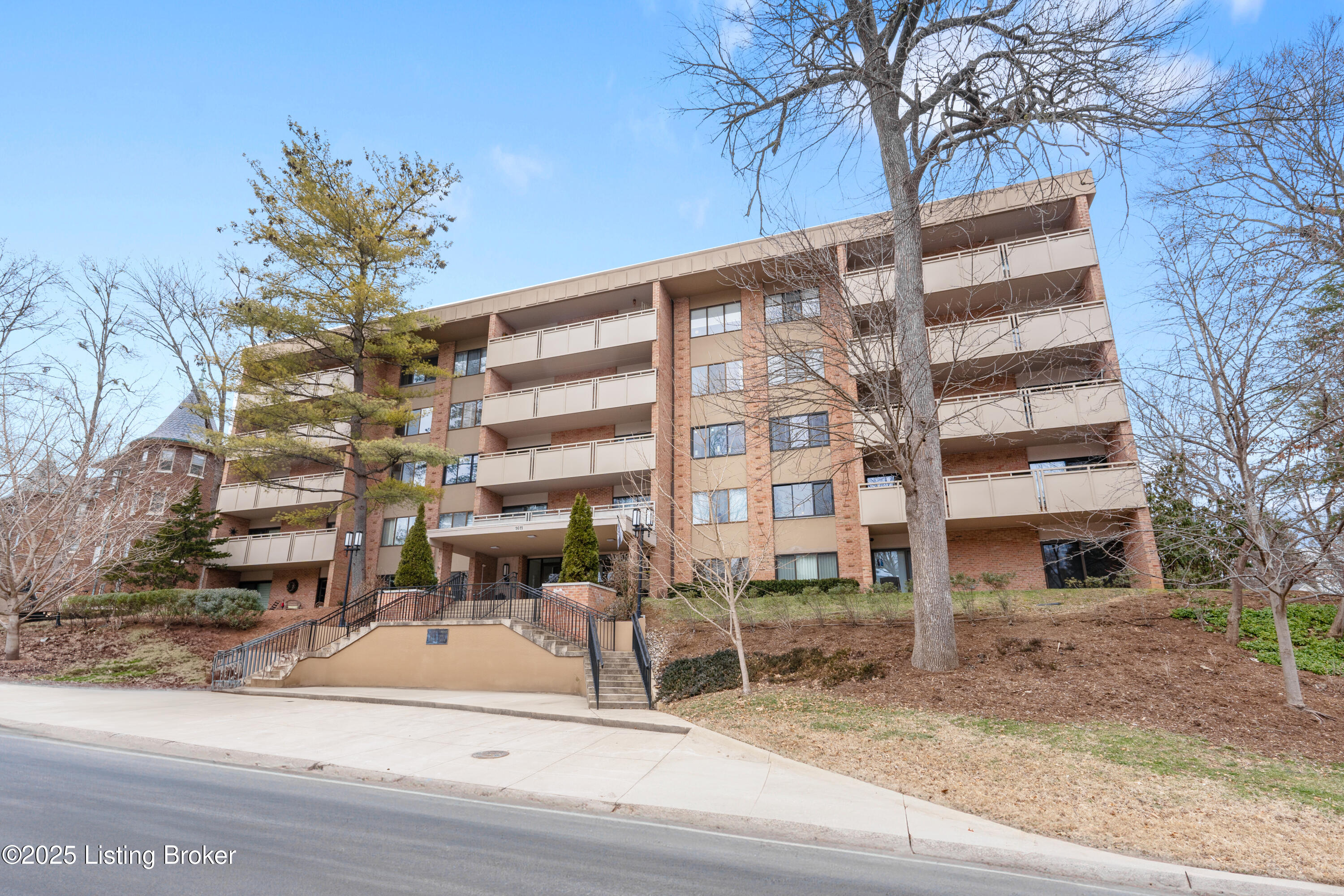 1611 Spring Dr, APT 3C Property Photo 1