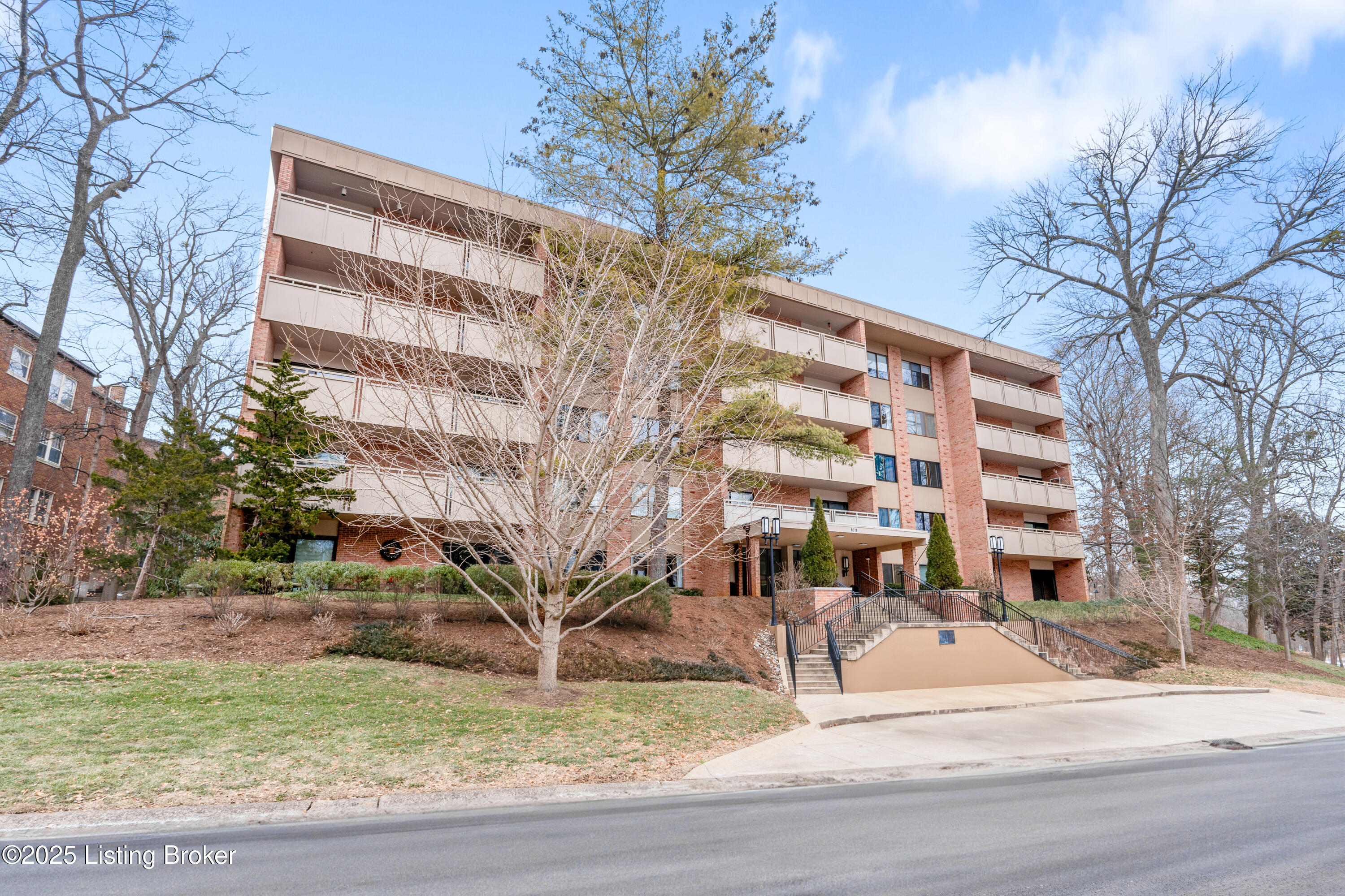 1611 Spring Dr, Apt 3c Property Photo 2