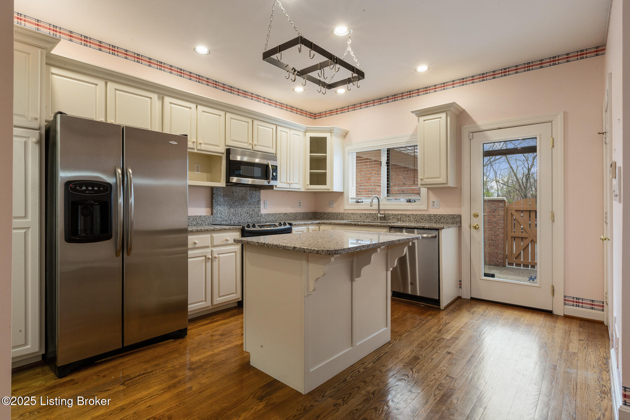 7808 Grenoble Ln Property Photo 24