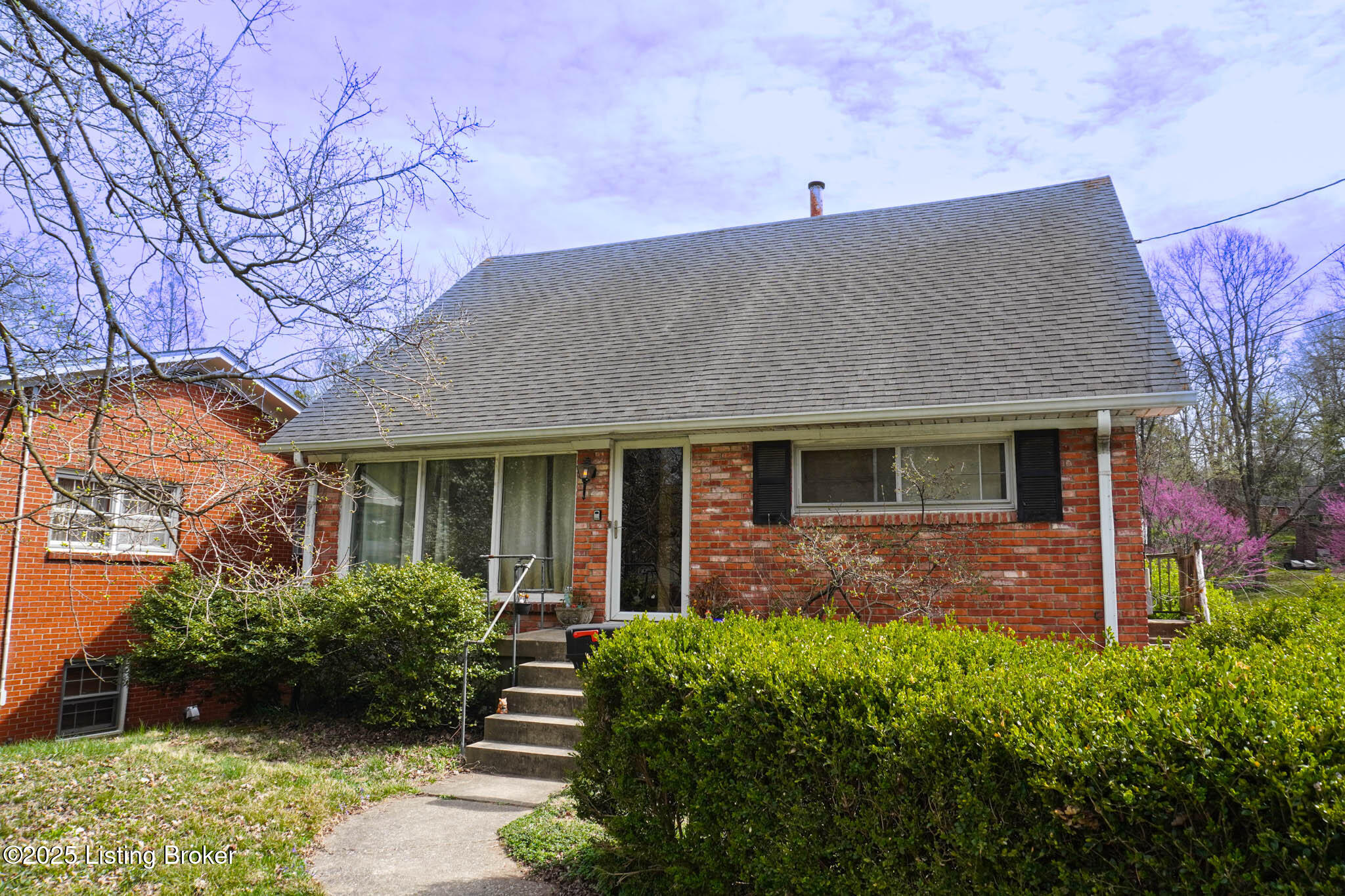 221 Blackburn Ave Property Photo 2