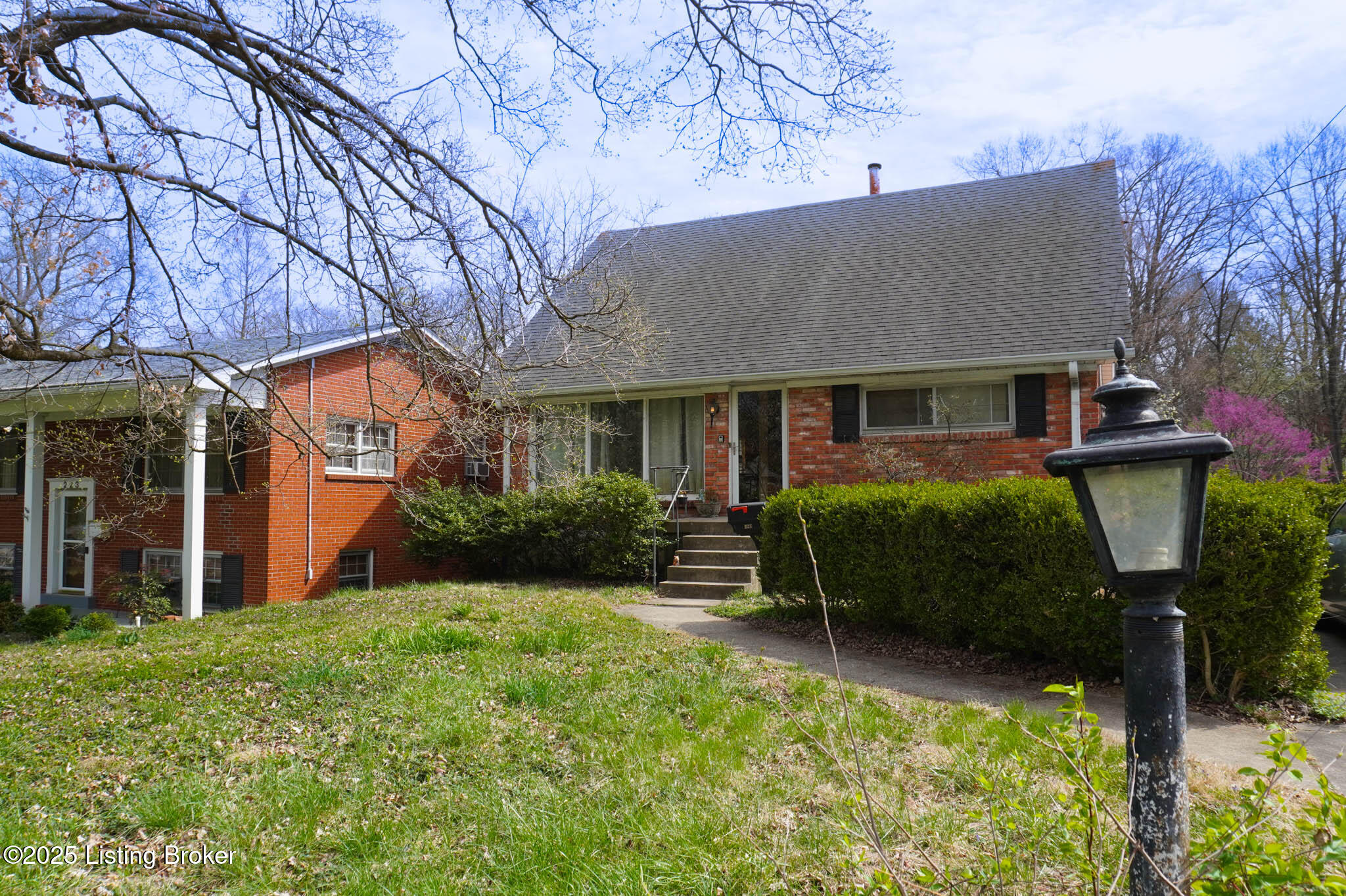 221 Blackburn Ave Property Photo 3