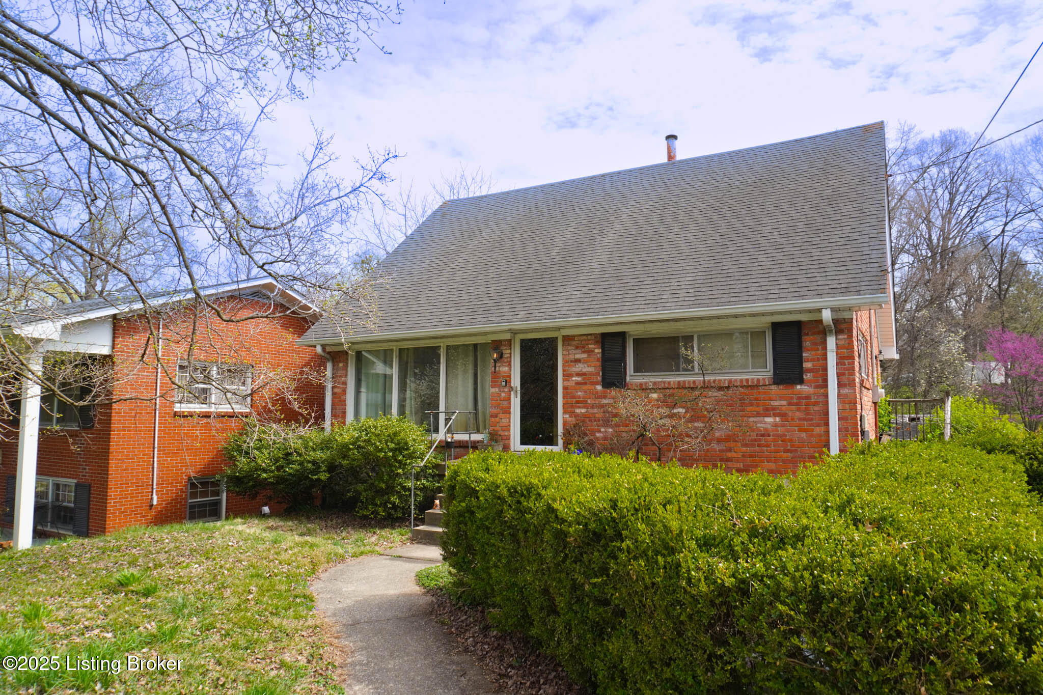 221 Blackburn Ave Property Photo 4