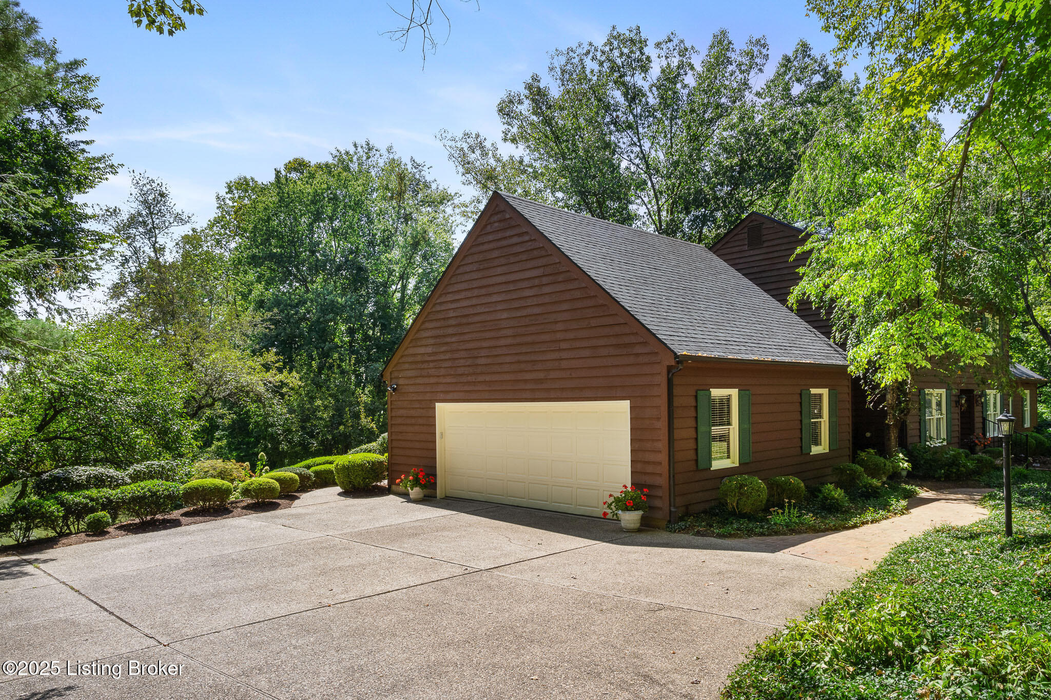 7106 Oak Terrace Property Photo 6