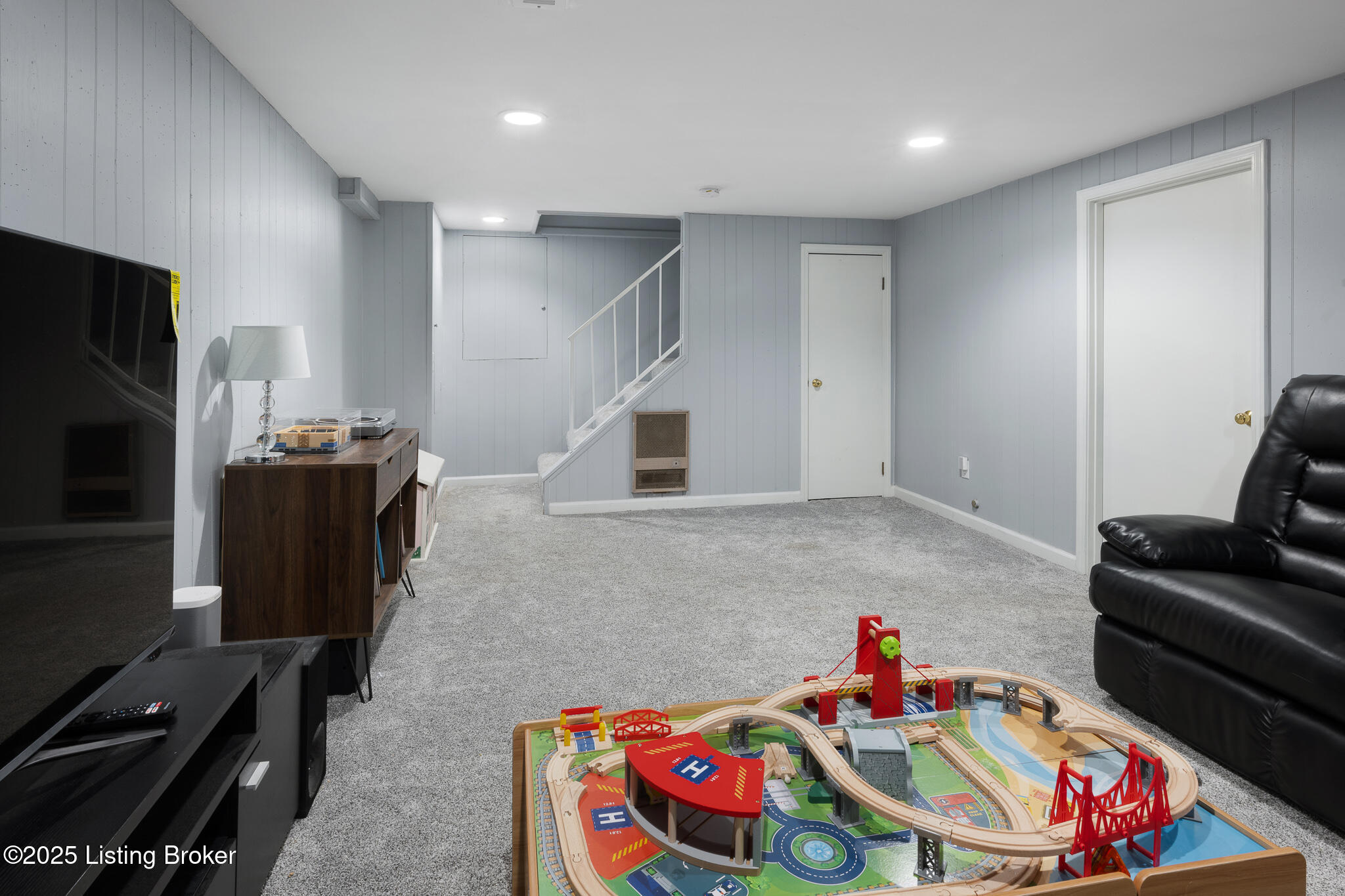 221 Norbourne Blvd Property Photo 32