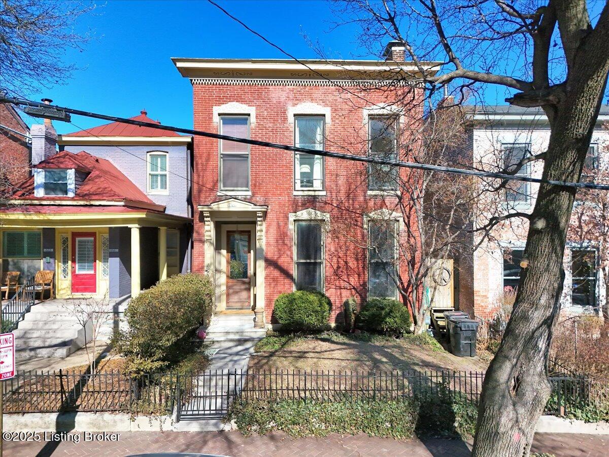 825 E Washington St Property Photo