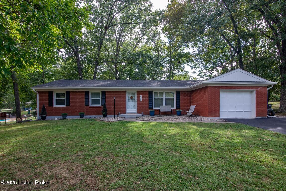 933 Lakeshore Pkwy Property Photo 1