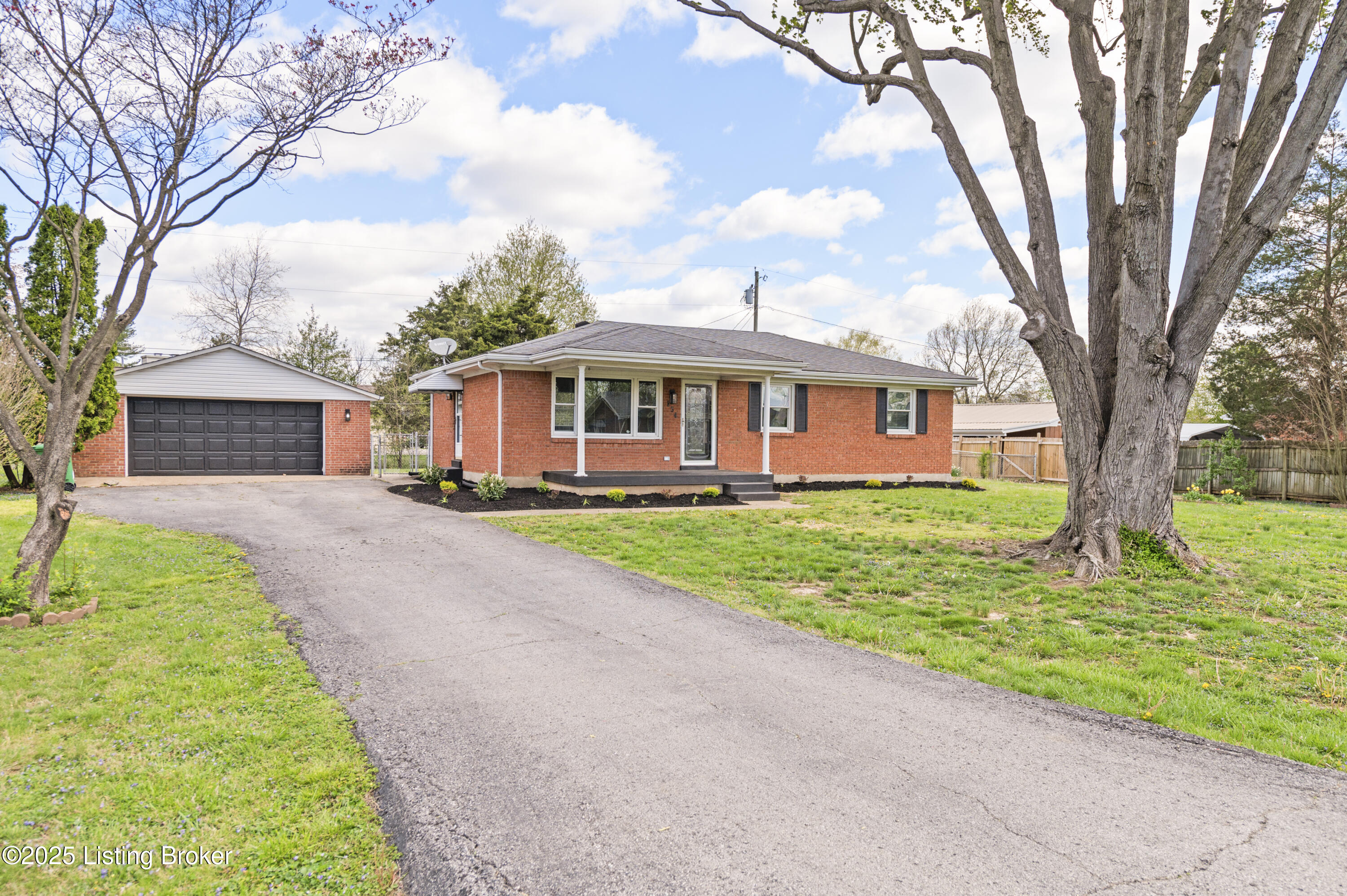 154 Wyndingbrook Dr Property Photo 1