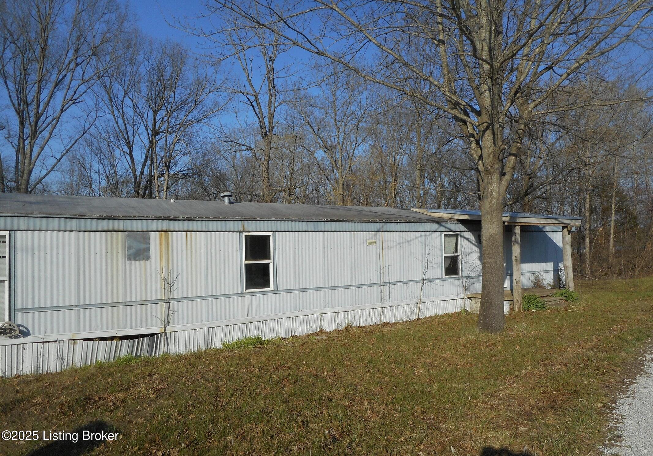 186 Suffolk Dr Property Photo 1