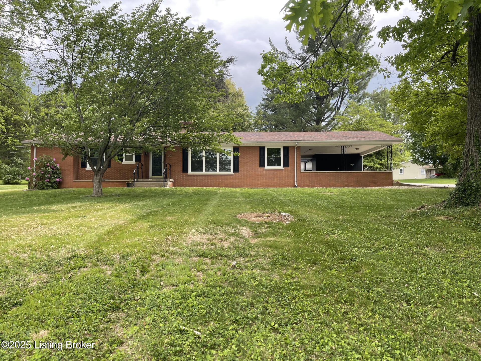 301 Edgewood Ave Property Photo 1