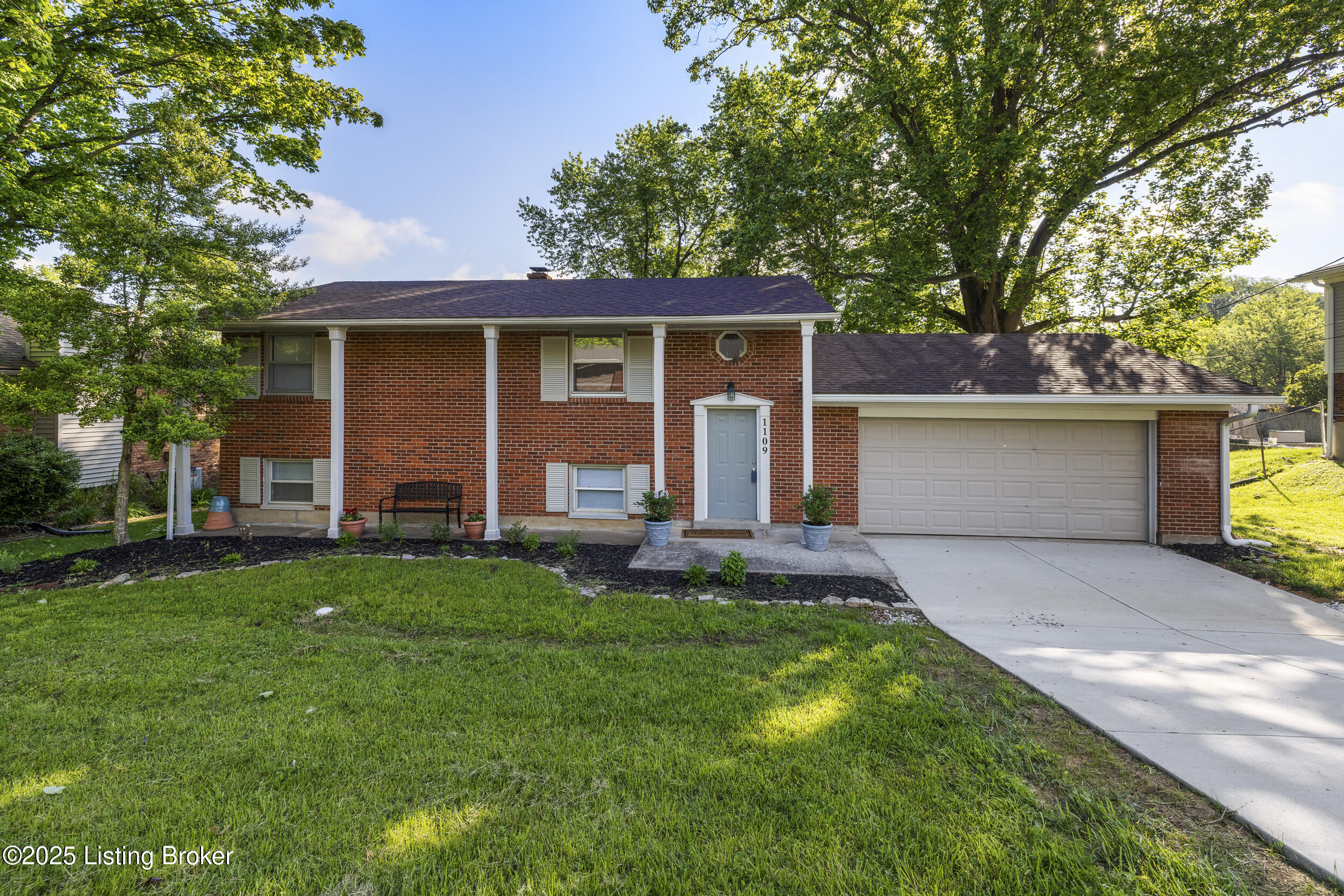 1109 Crestview Way Property Photo 1