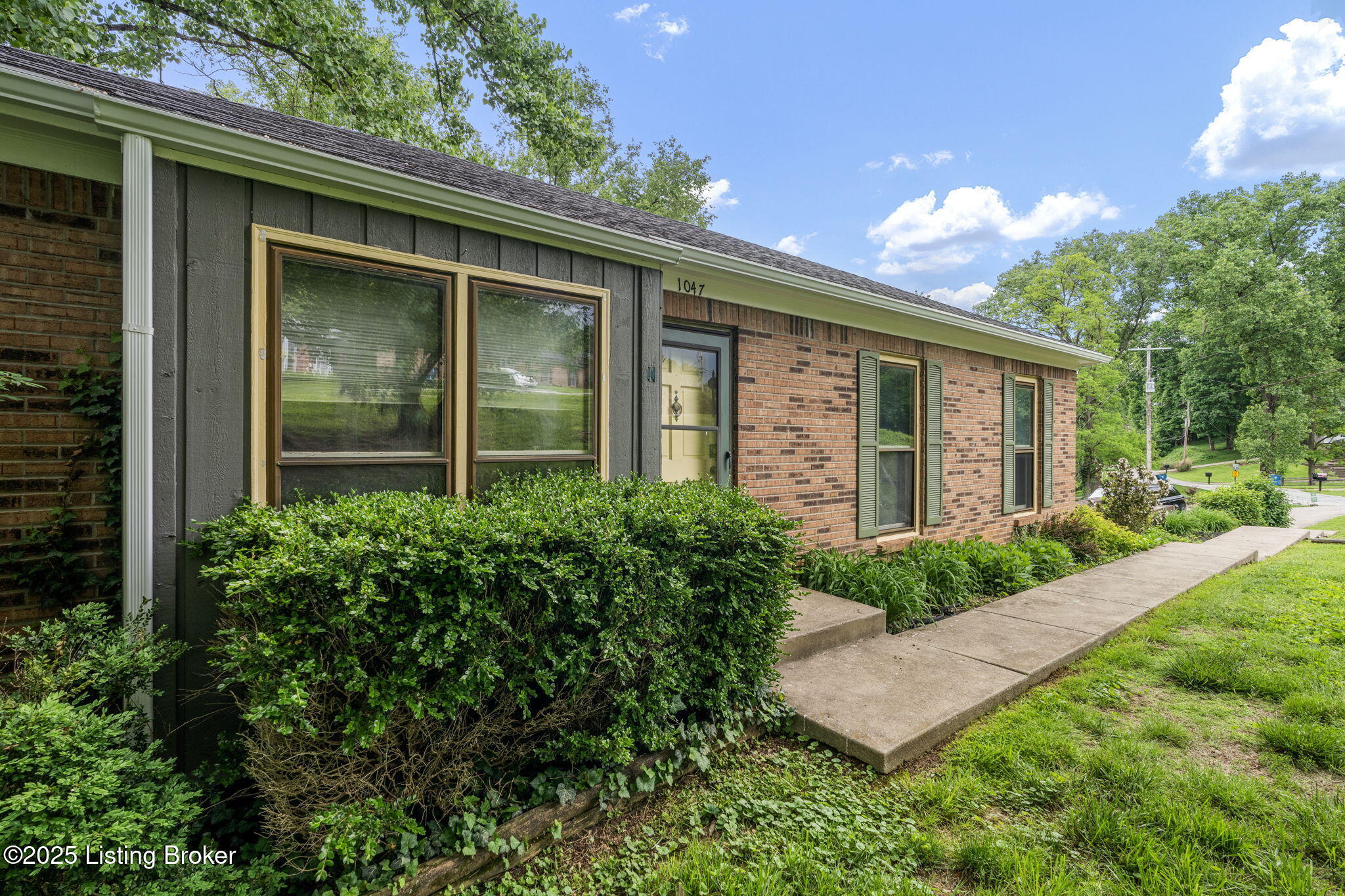 1047 Rollingwood Ln Property Photo 1