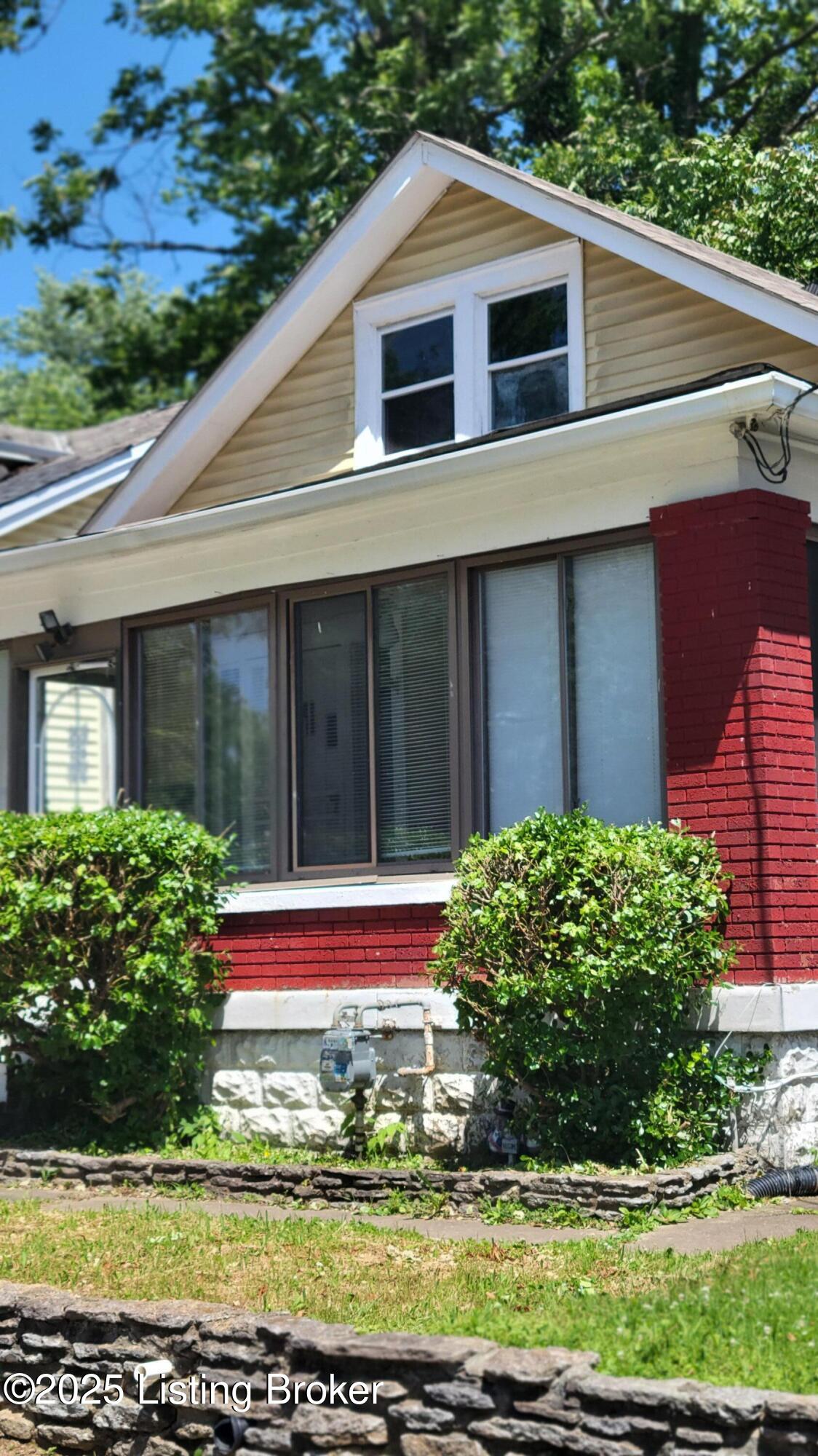 209 S 42nd St Property Photo 1