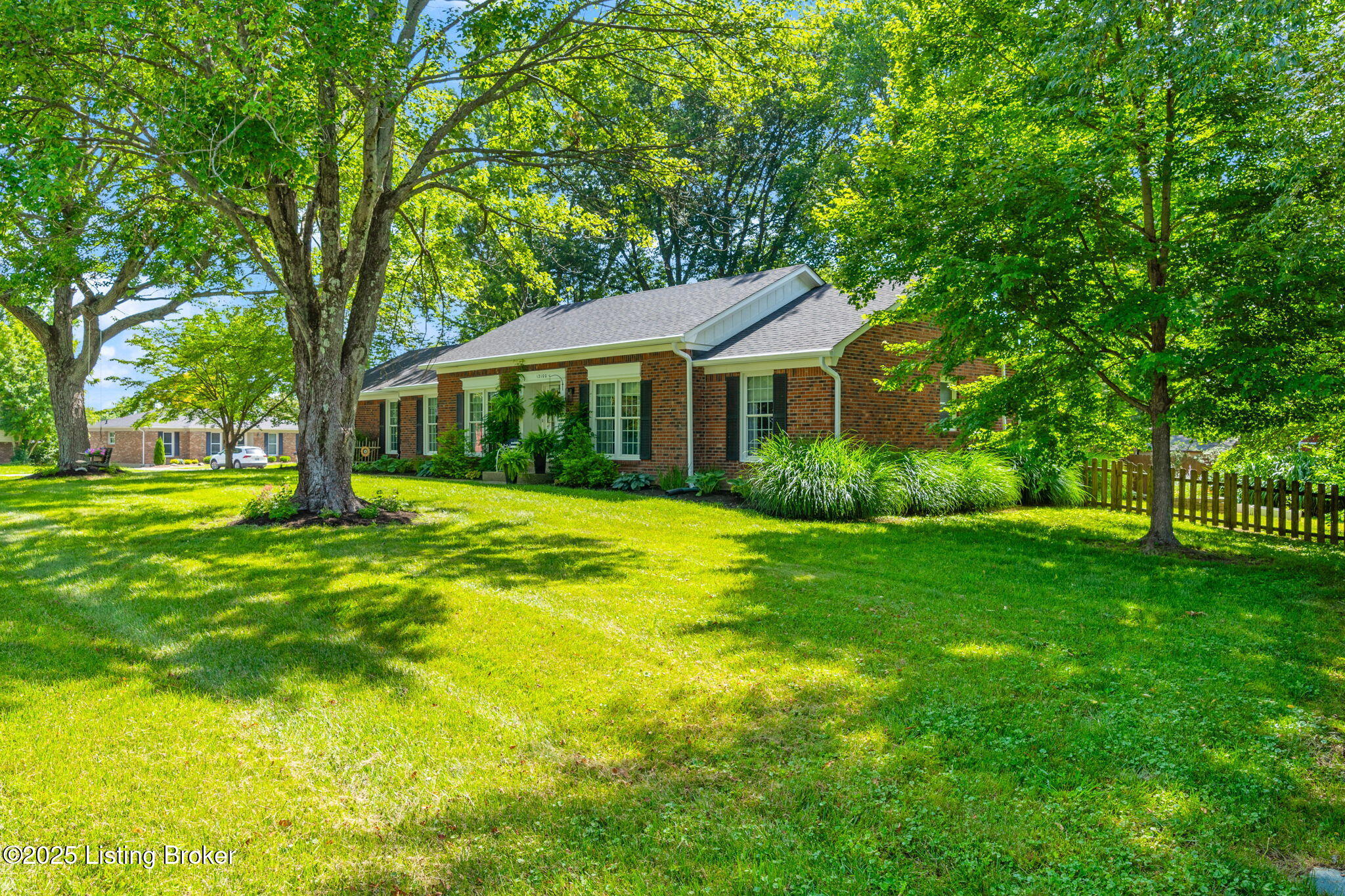 12100 Maplewood Rd Property Photo 3