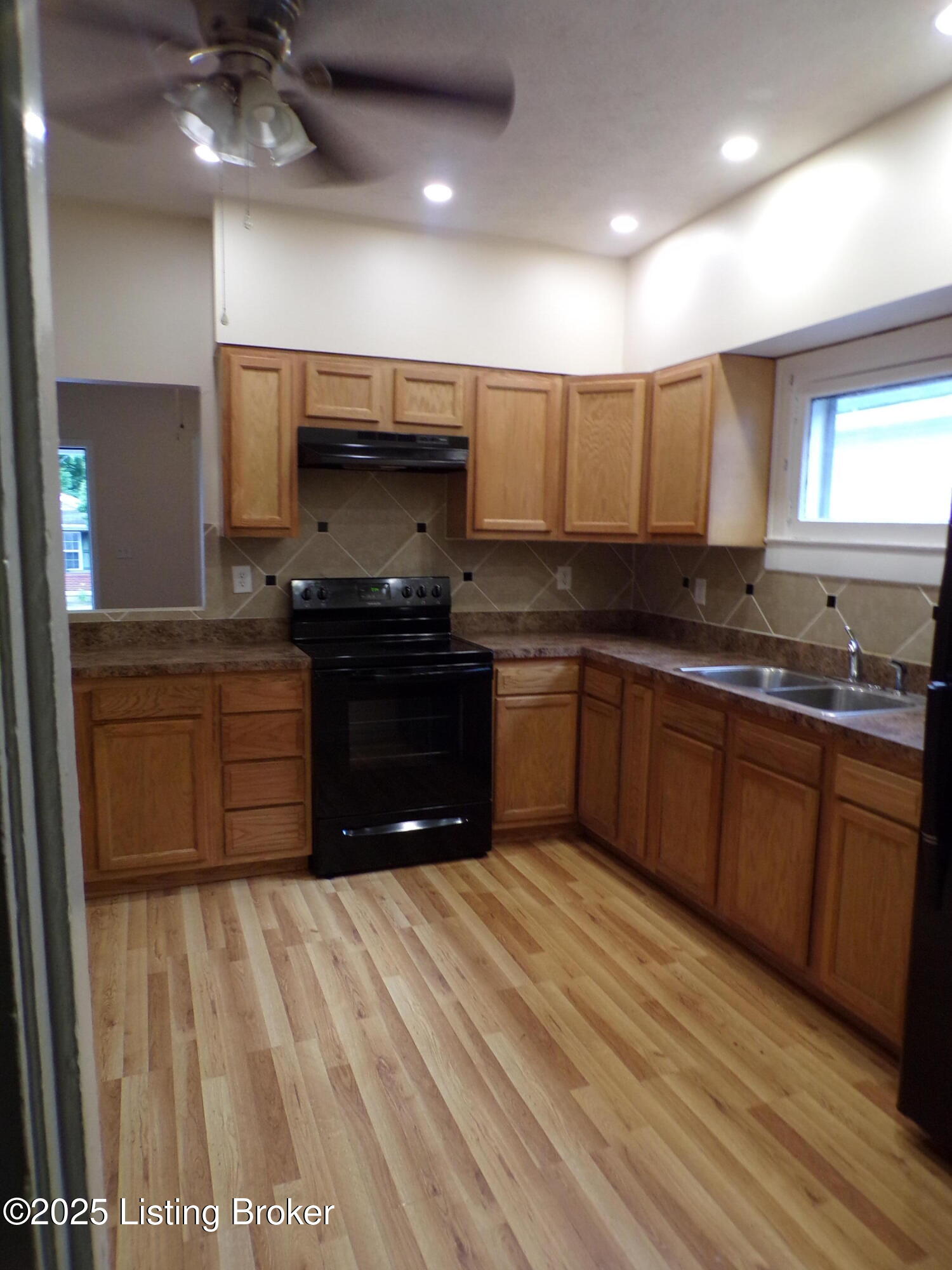 2113 Dumesnil St Property Photo 3