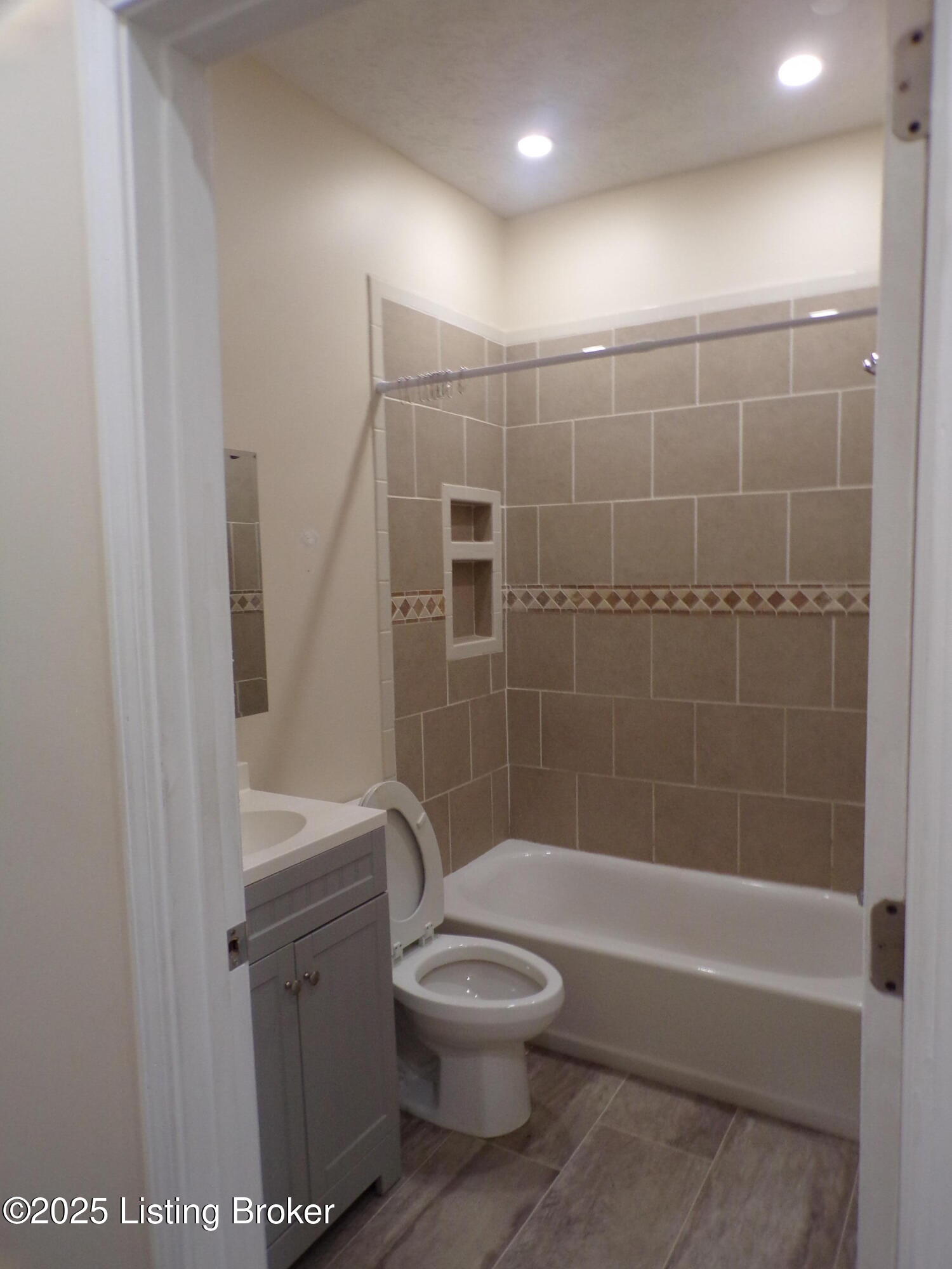 2113 Dumesnil St Property Photo 5