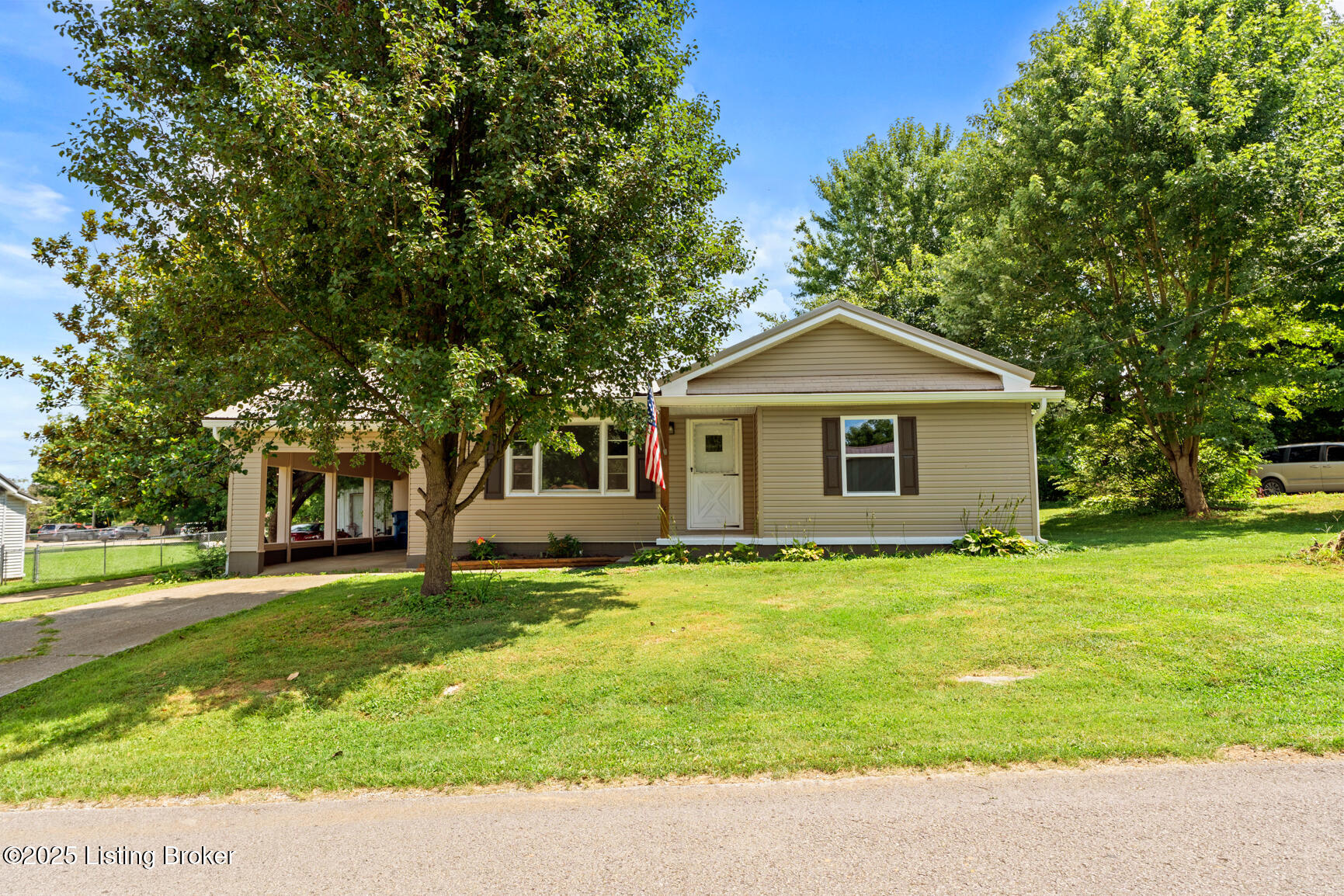 213 N Woodlawn Stree Ave Property Photo 1