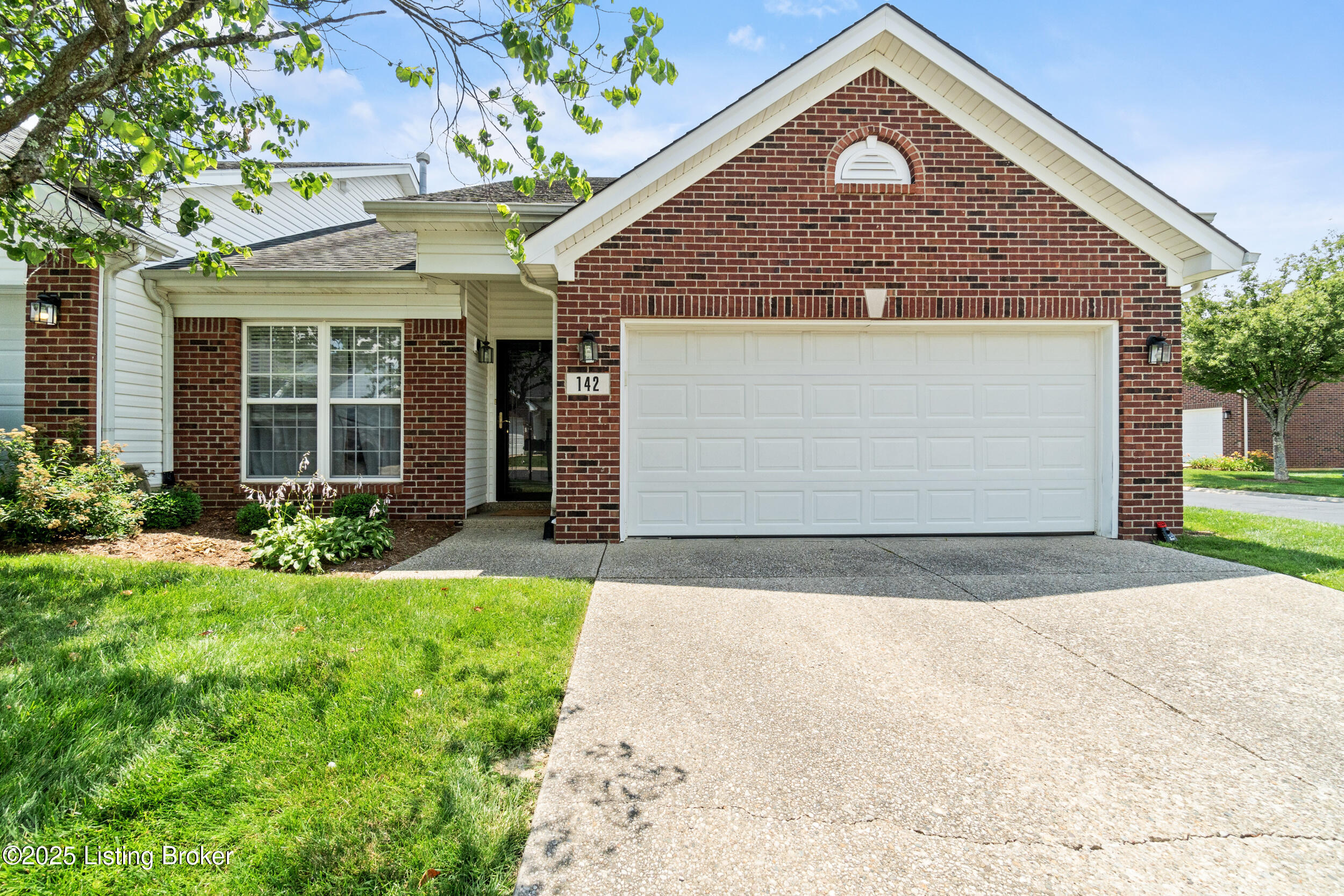 142 Charlton Wynde Dr Property Photo 1
