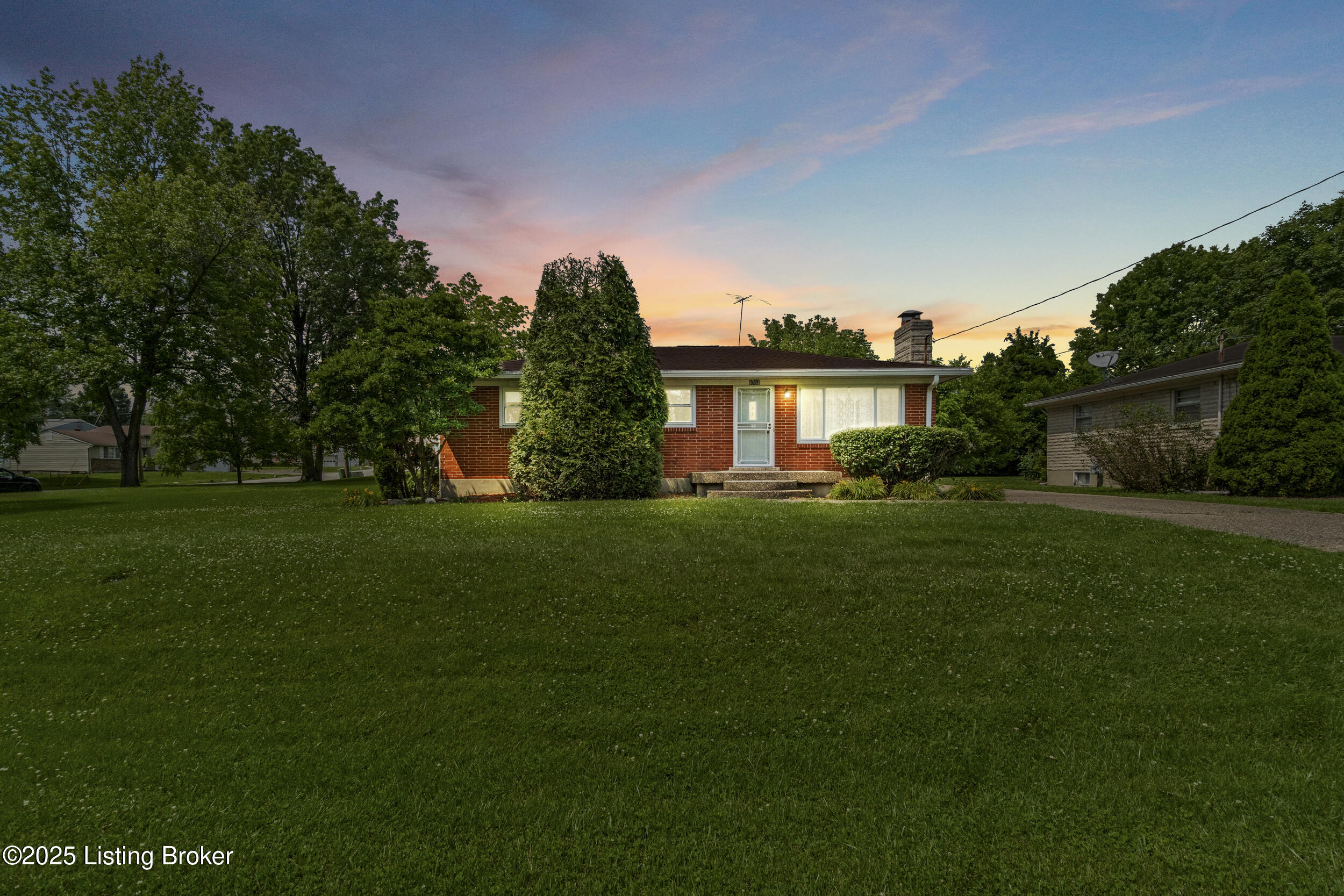 8703 Fernview Dr Property Photo 1
