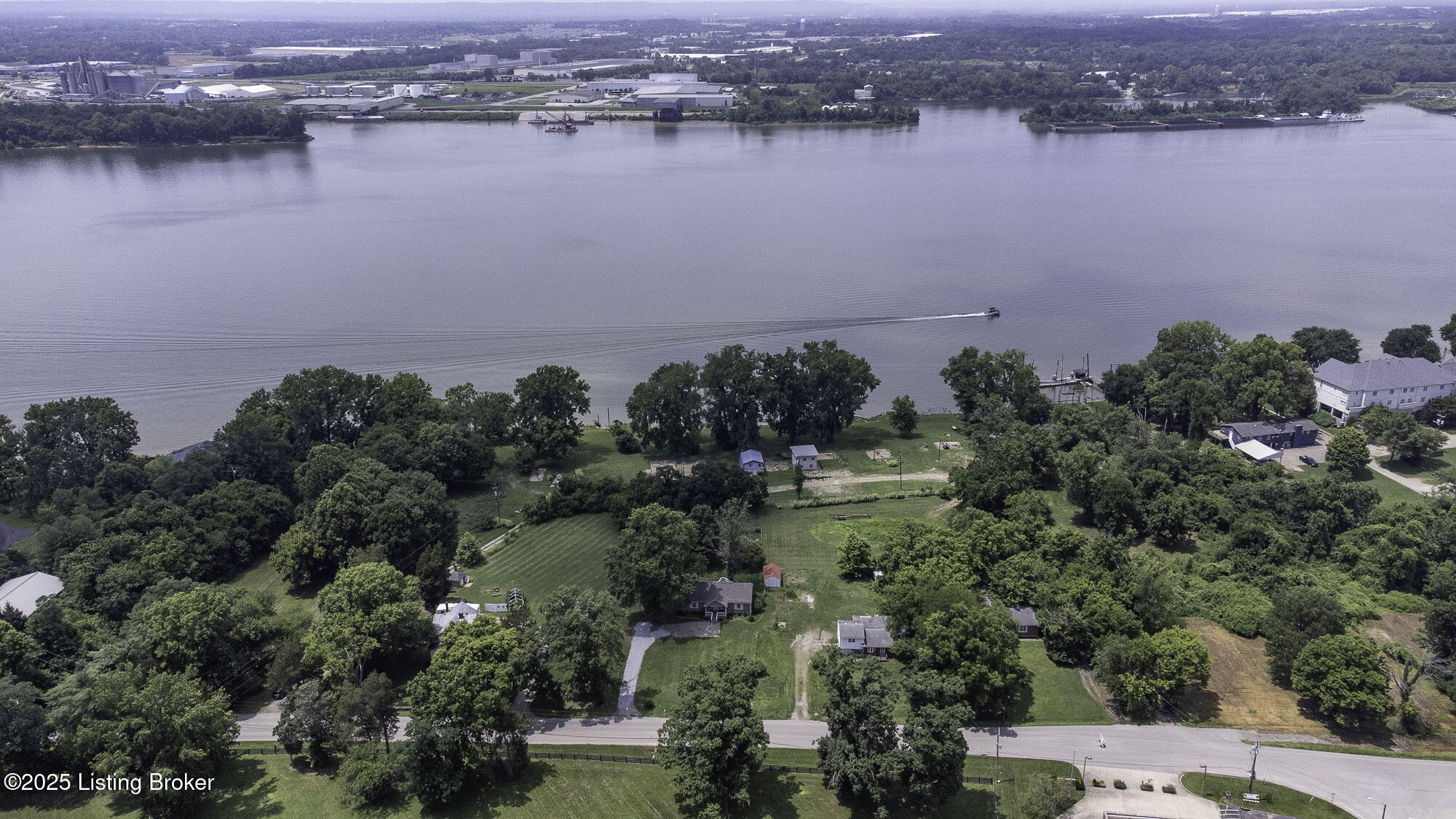 5209 River Rd Property Photo 6