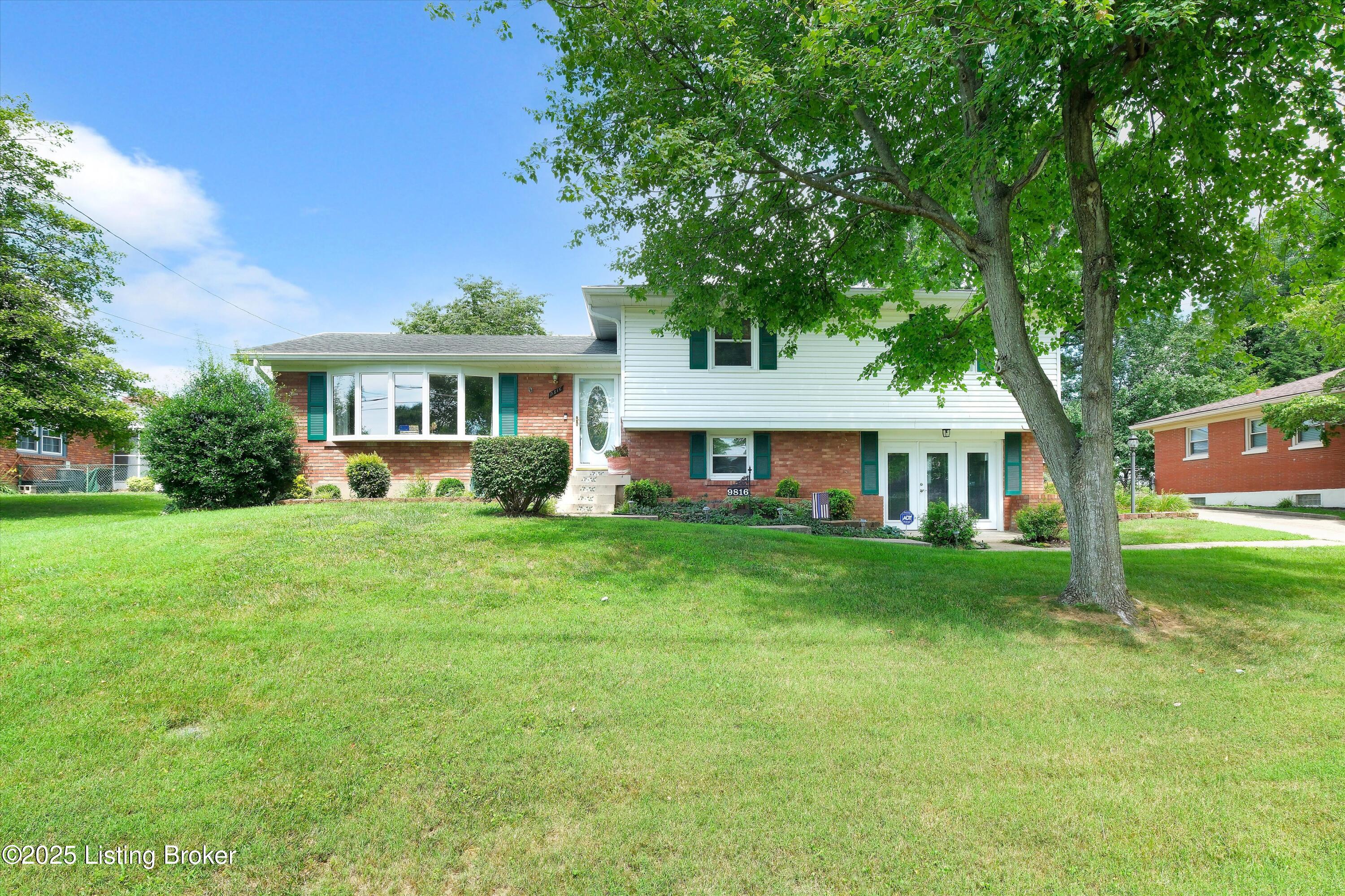 9816 Lakewood Dr Property Photo 1