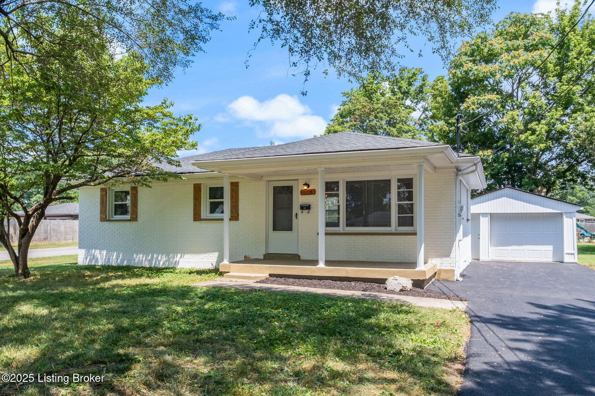 2555 Martin Ave Property Photo 1