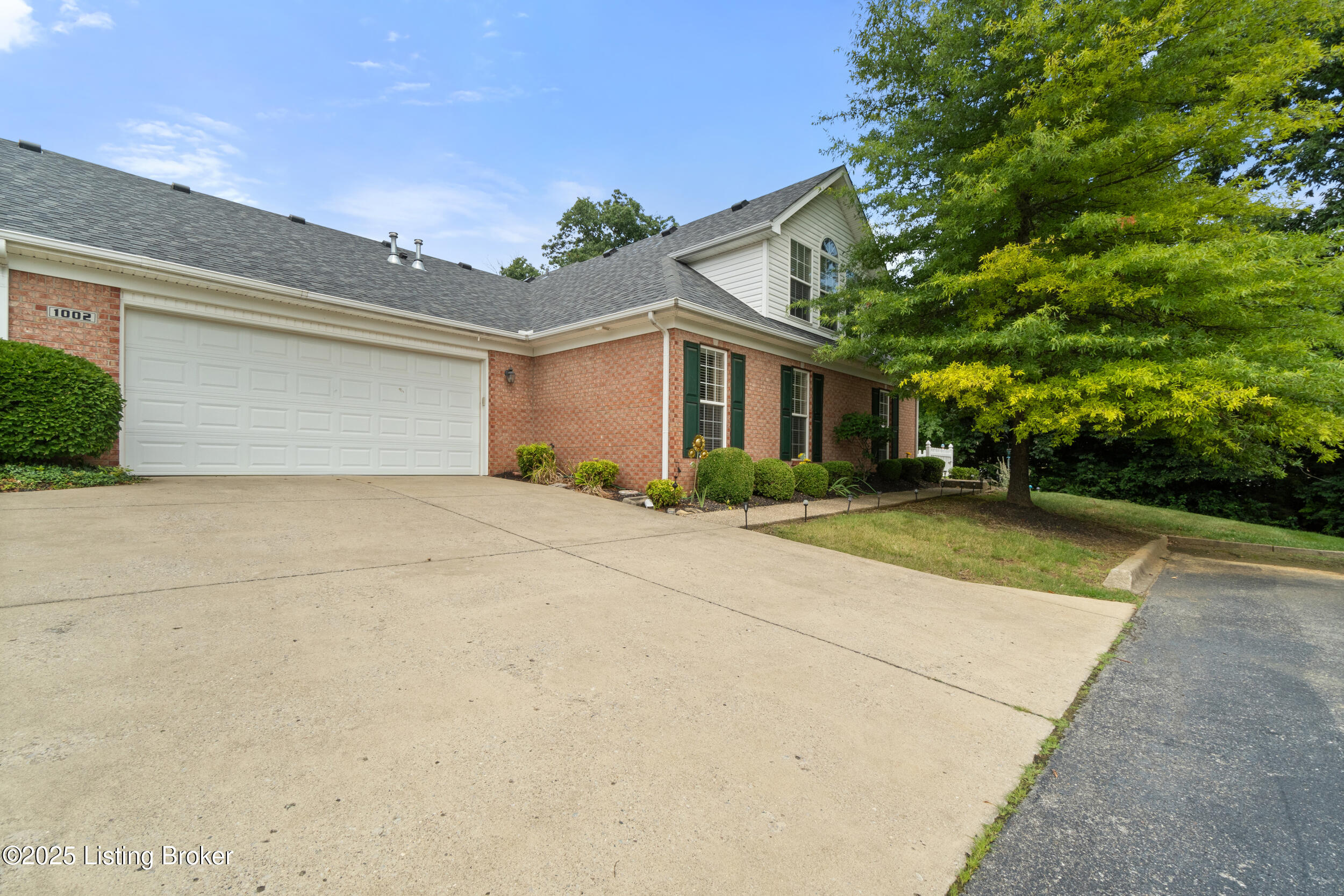 1002 White Pine Pl Property Photo 1
