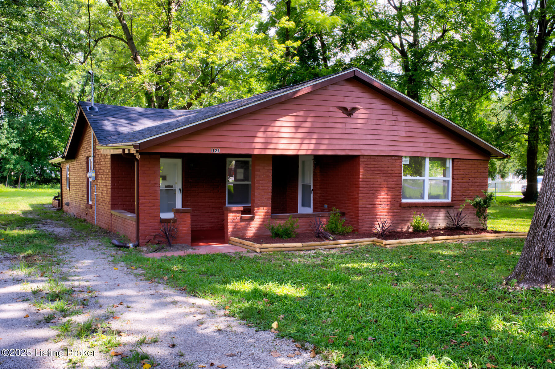 1121 Fairdale Rd Property Photo 1