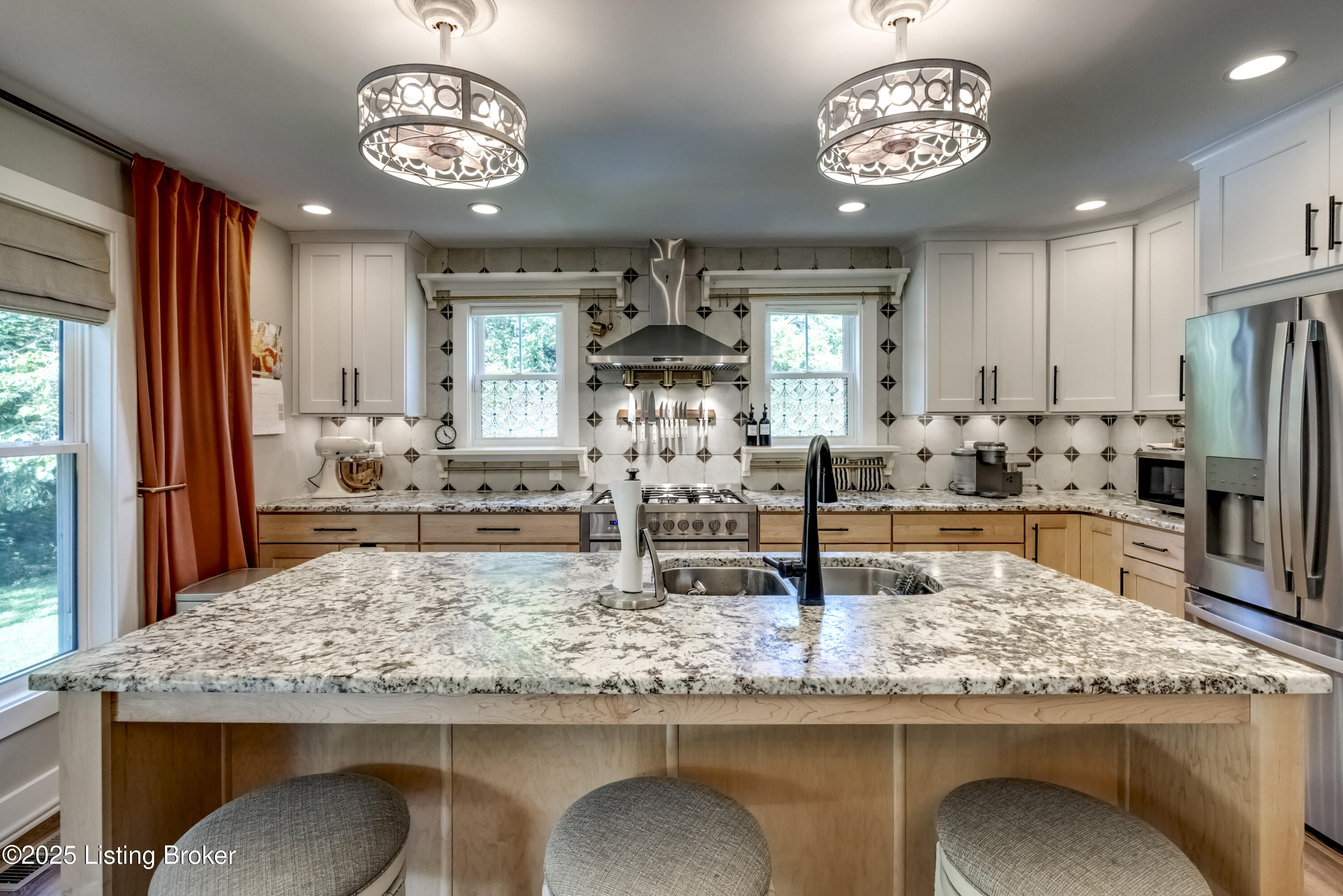 7105 Hollow Oak Ct Property Photo 3
