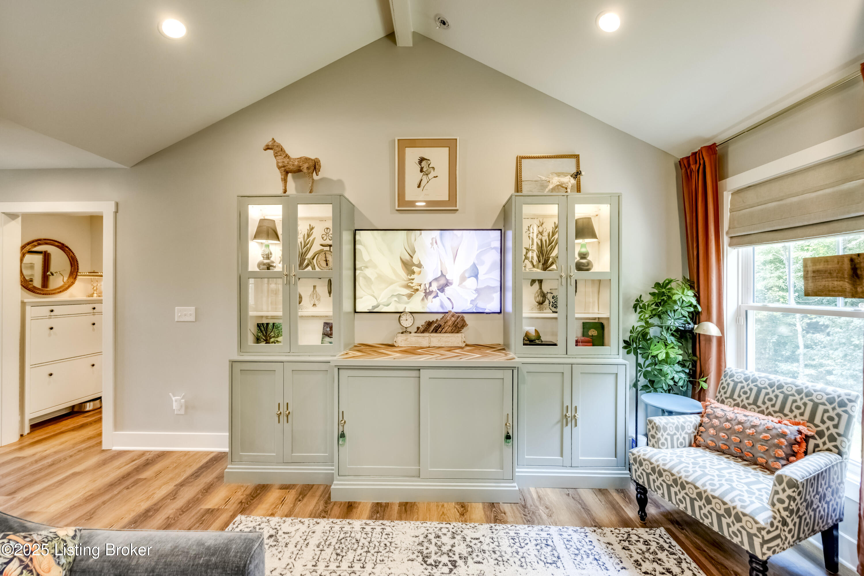 7105 Hollow Oak Ct Property Photo 9