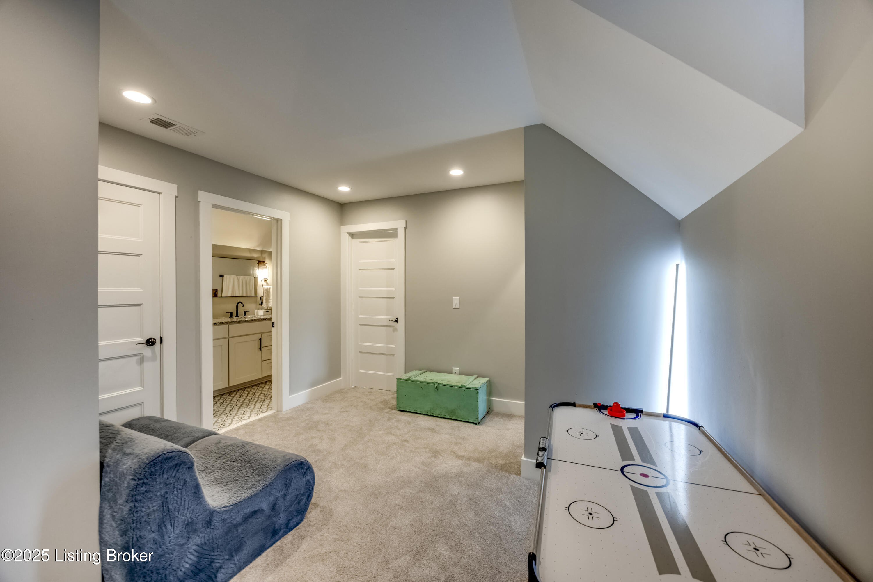 7105 Hollow Oak Ct Property Photo 30