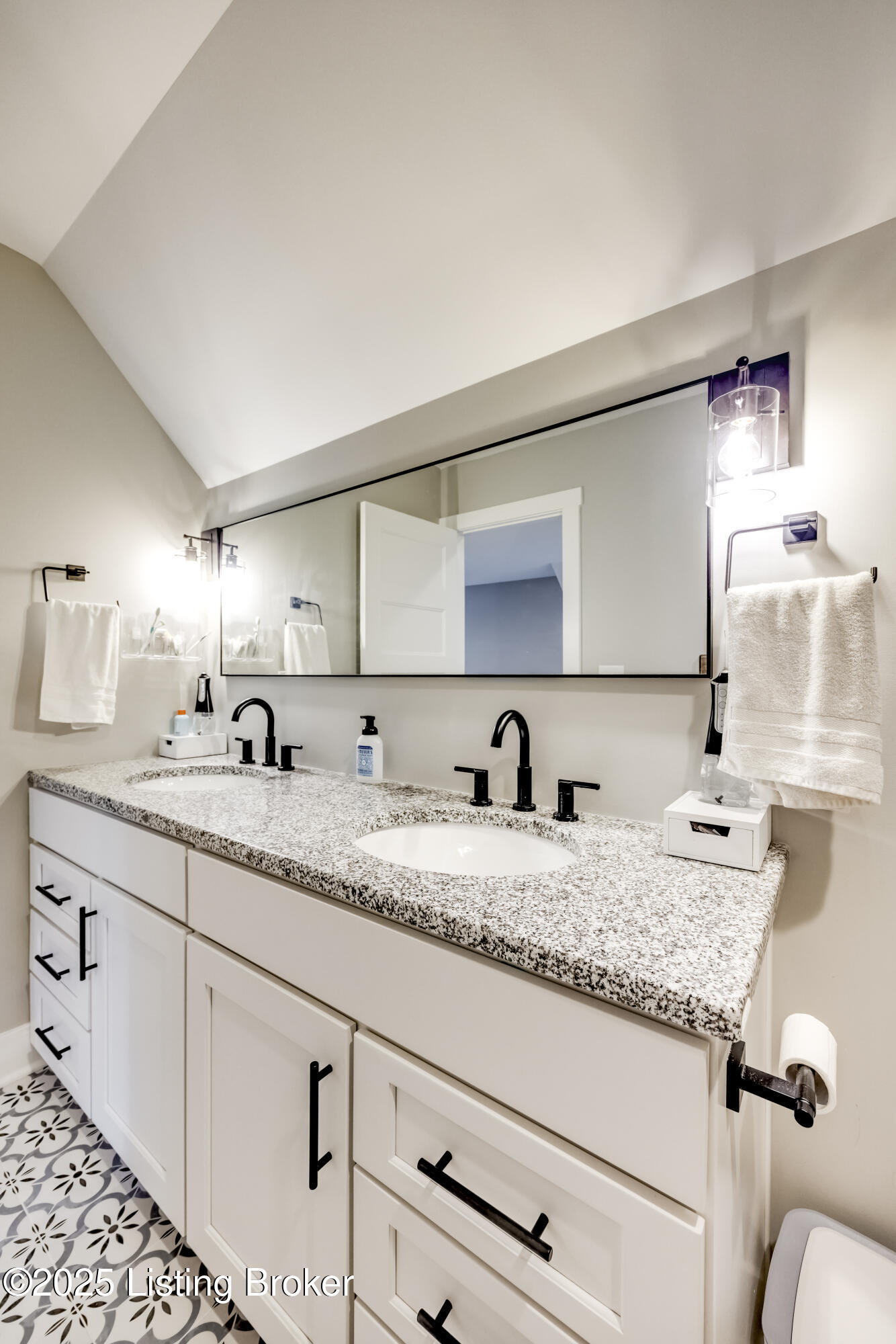 7105 Hollow Oak Ct Property Photo 33
