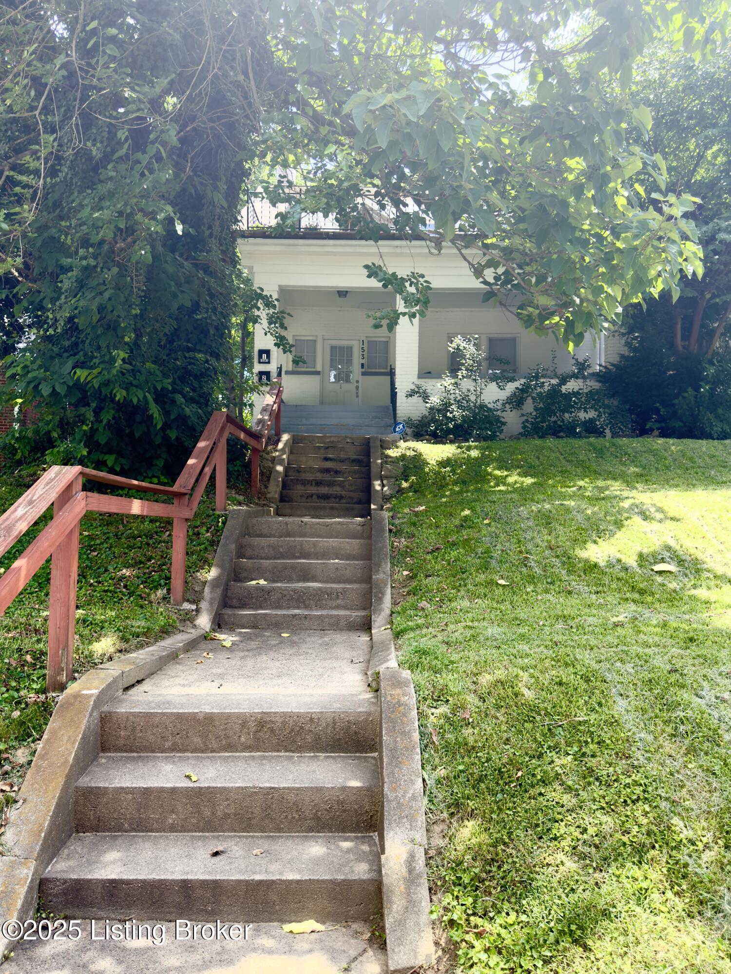 153 N Bellaire Ave Property Photo 3