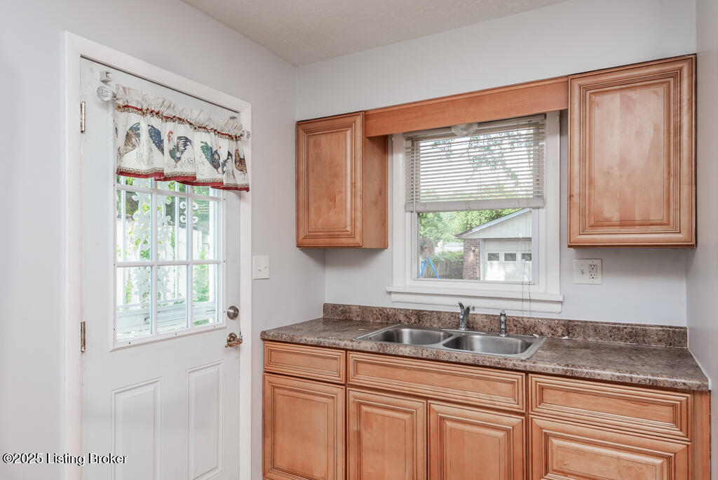 6404 Terry Rd Property Photo 8