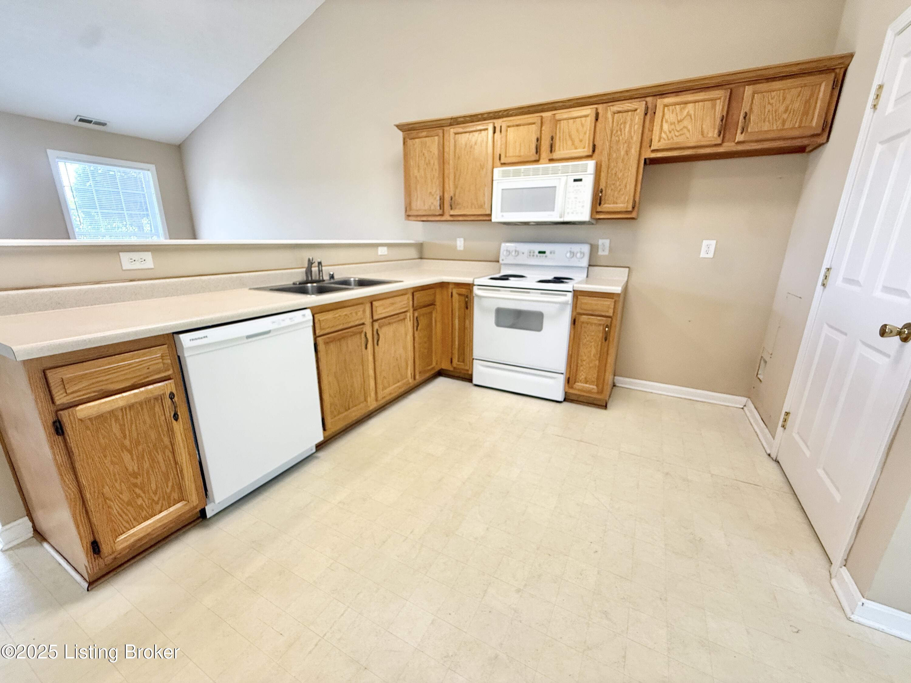 120 Woodlake Ct Property Photo 6