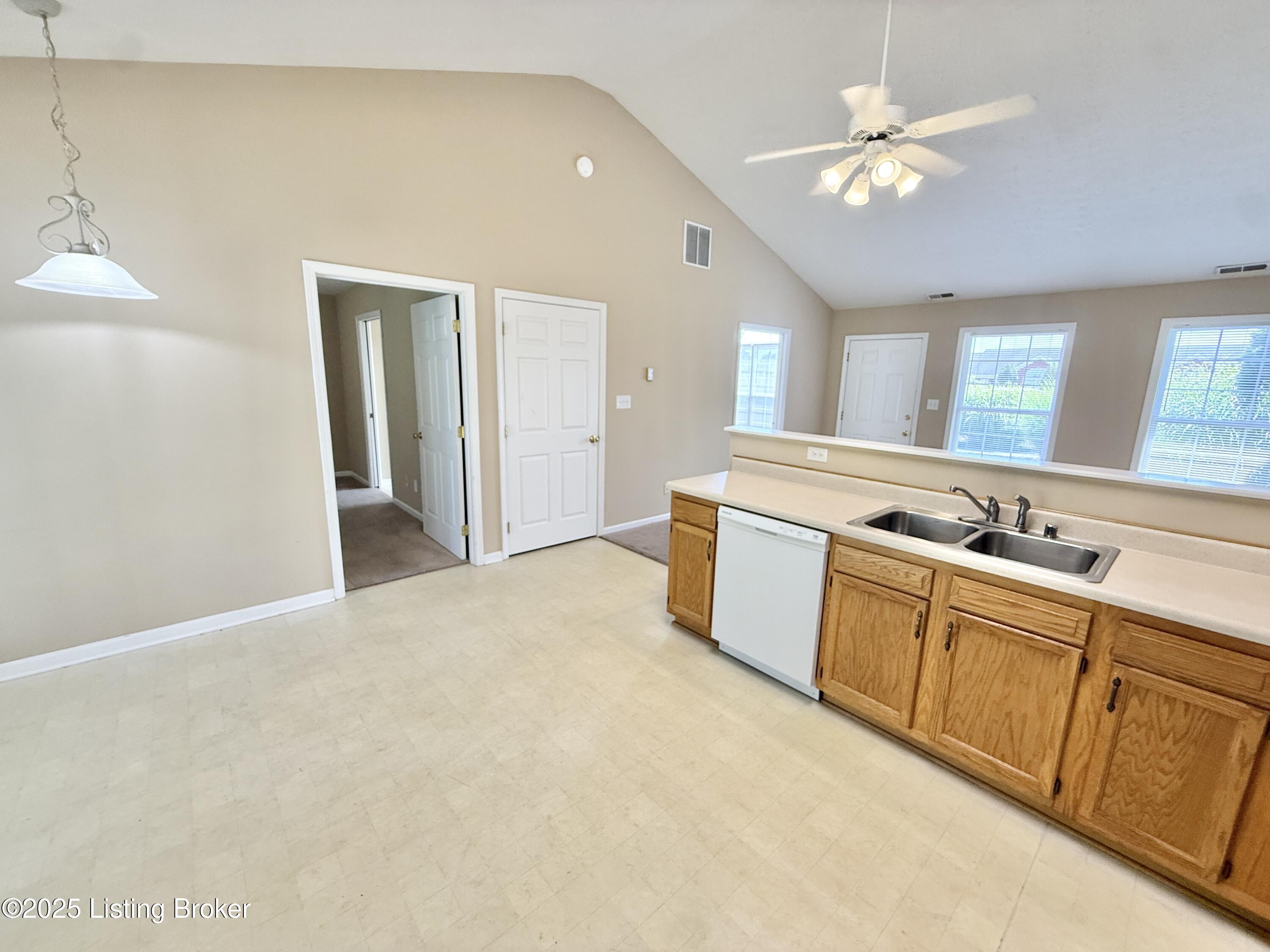 120 Woodlake Ct Property Photo 7