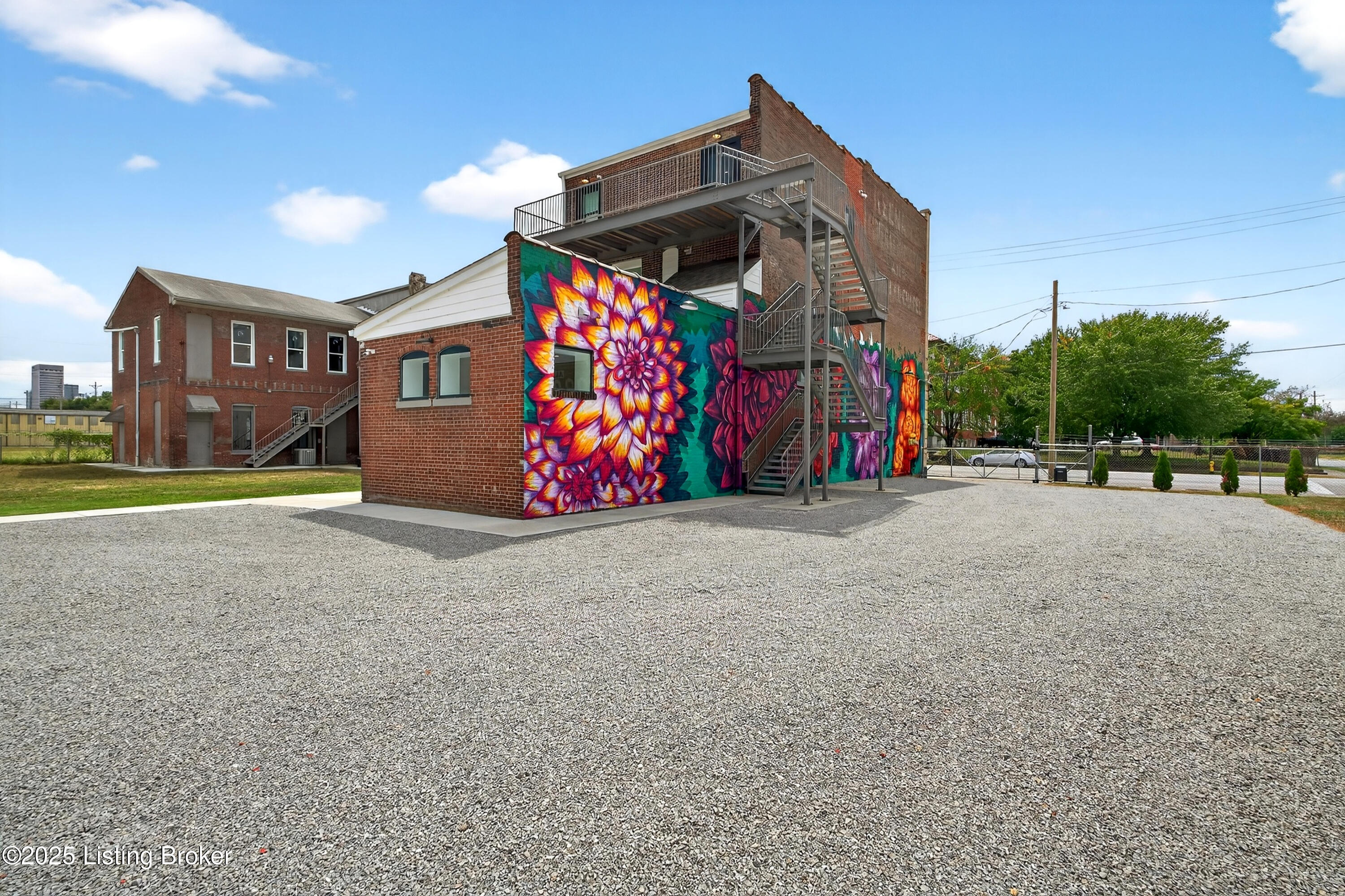 1529 W Market St Property Photo 18