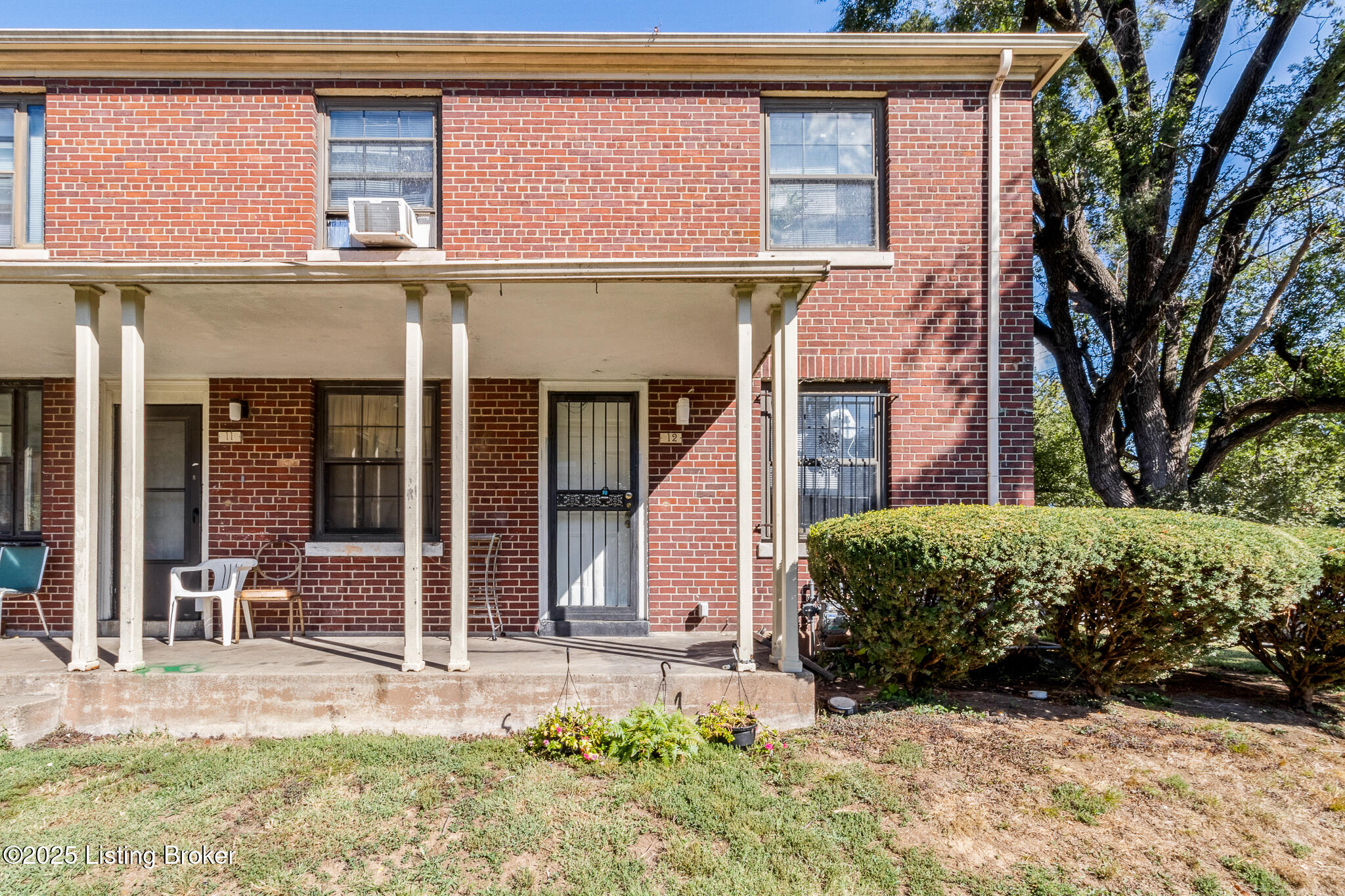 12 College Ct Property Photo 1
