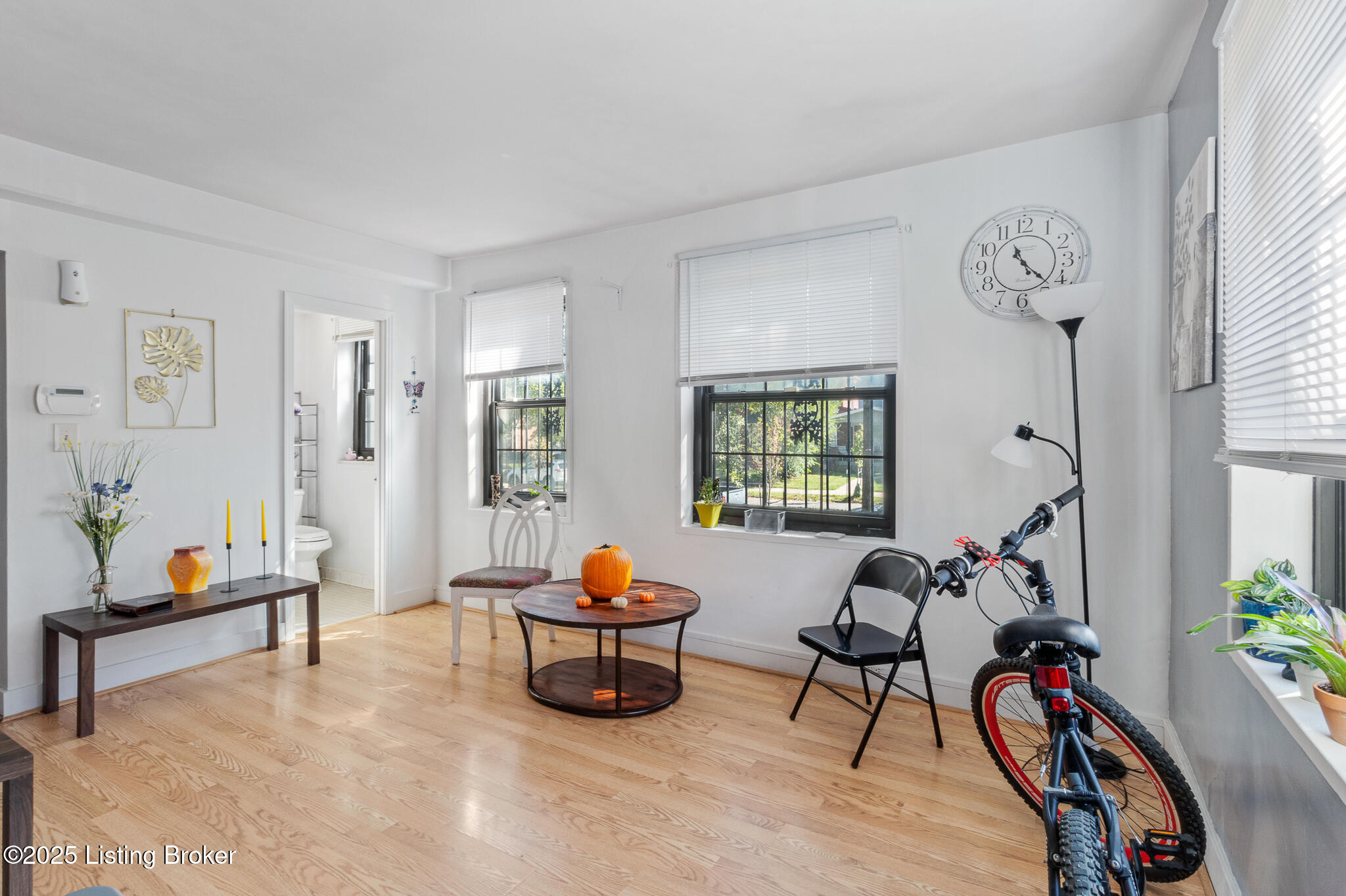 12 College Ct Property Photo 2