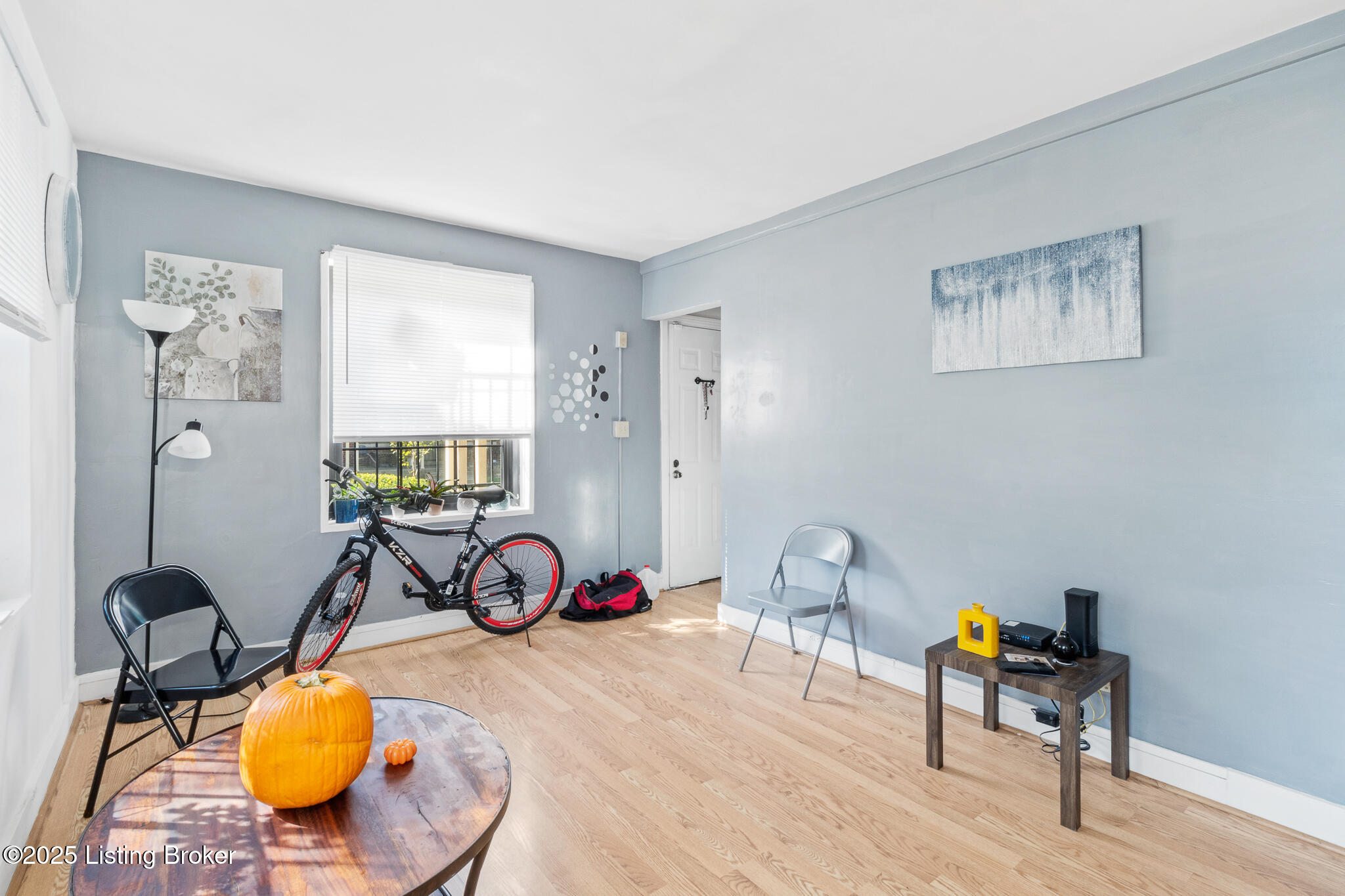 12 College Ct Property Photo 3