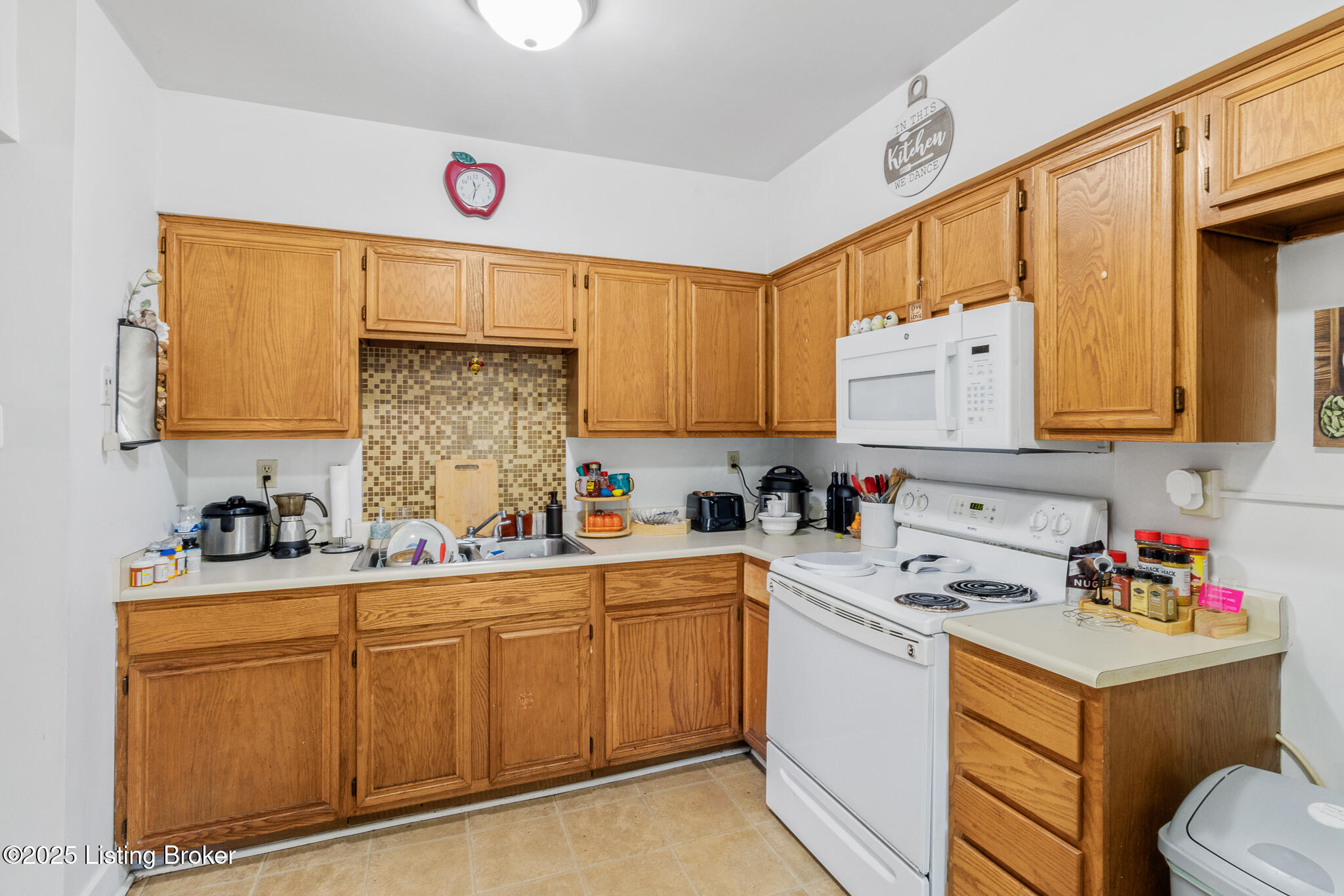 12 College Ct Property Photo 7