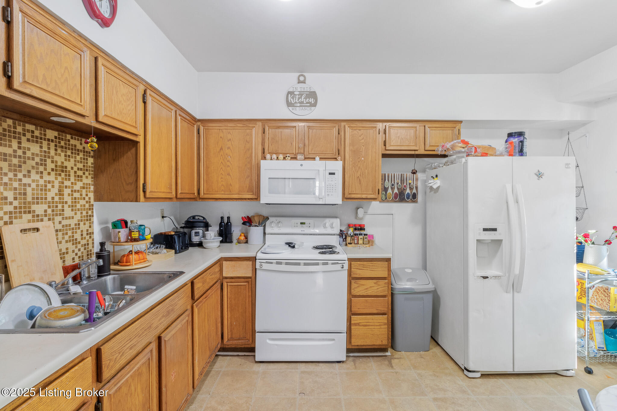12 College Ct Property Photo 8