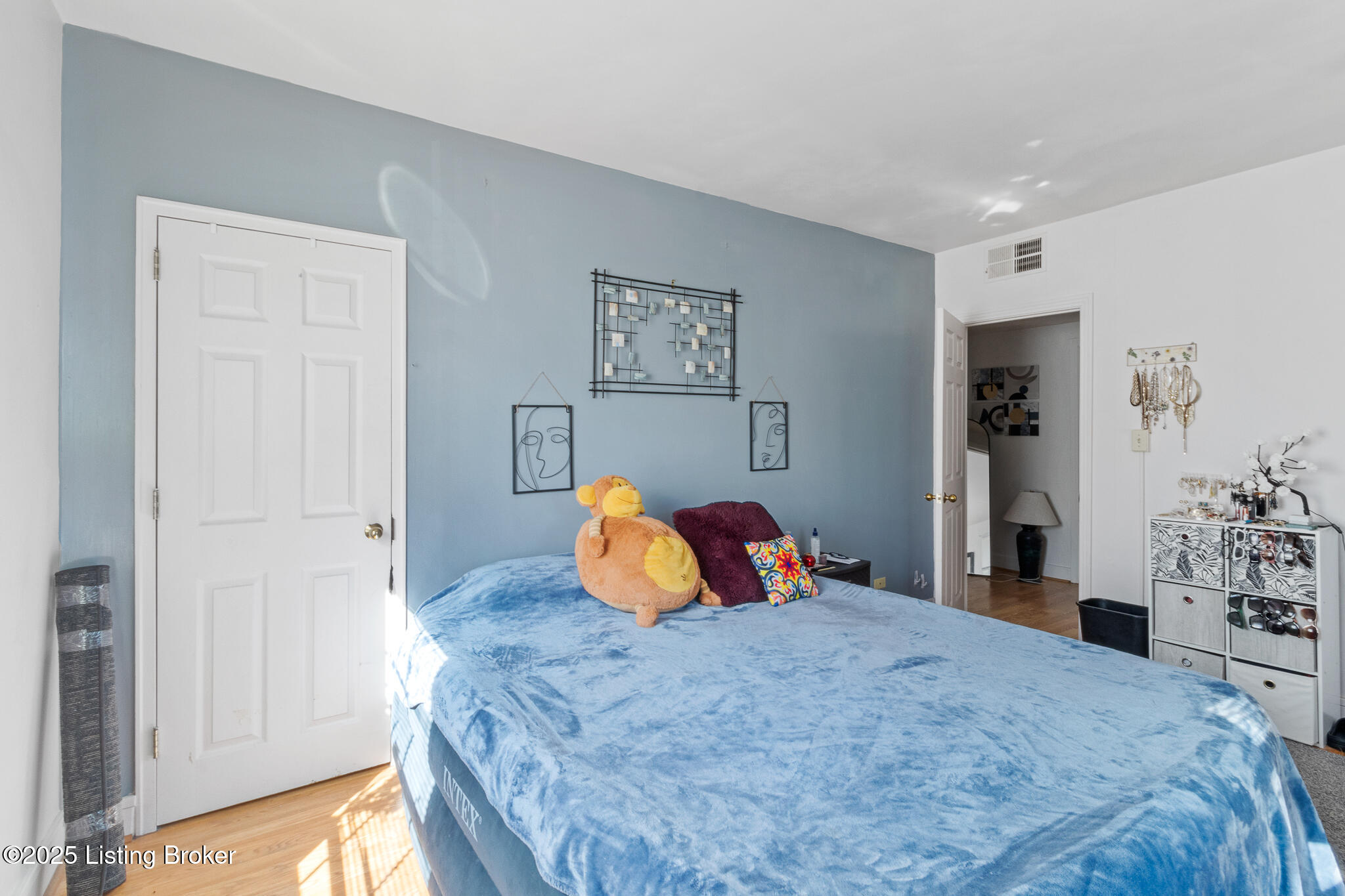 12 College Ct Property Photo 12