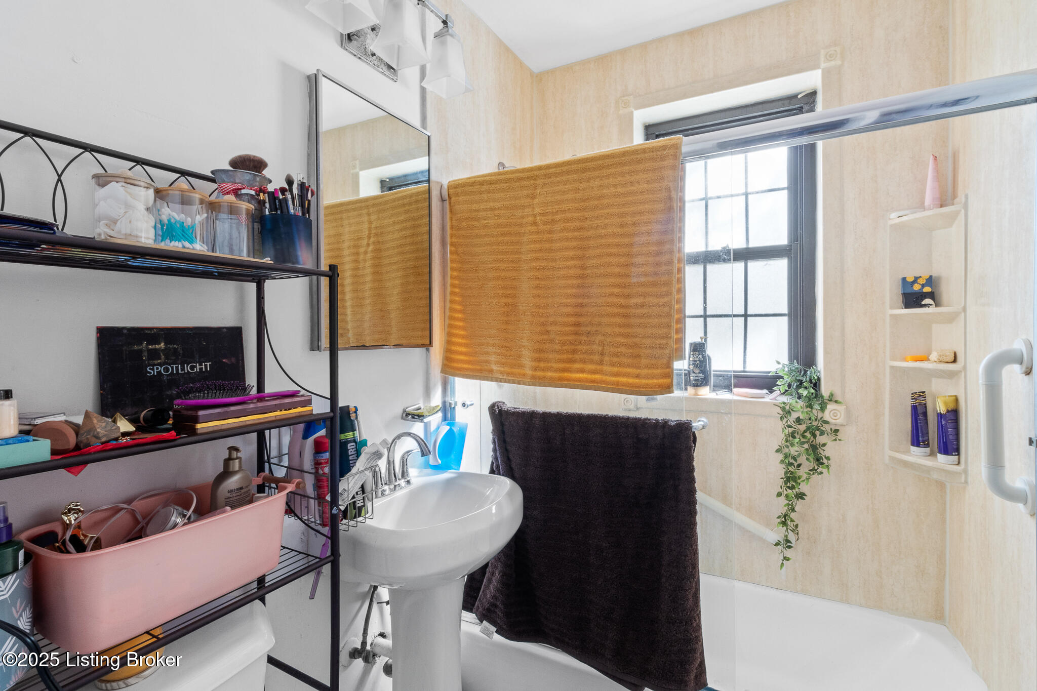 12 College Ct Property Photo 14