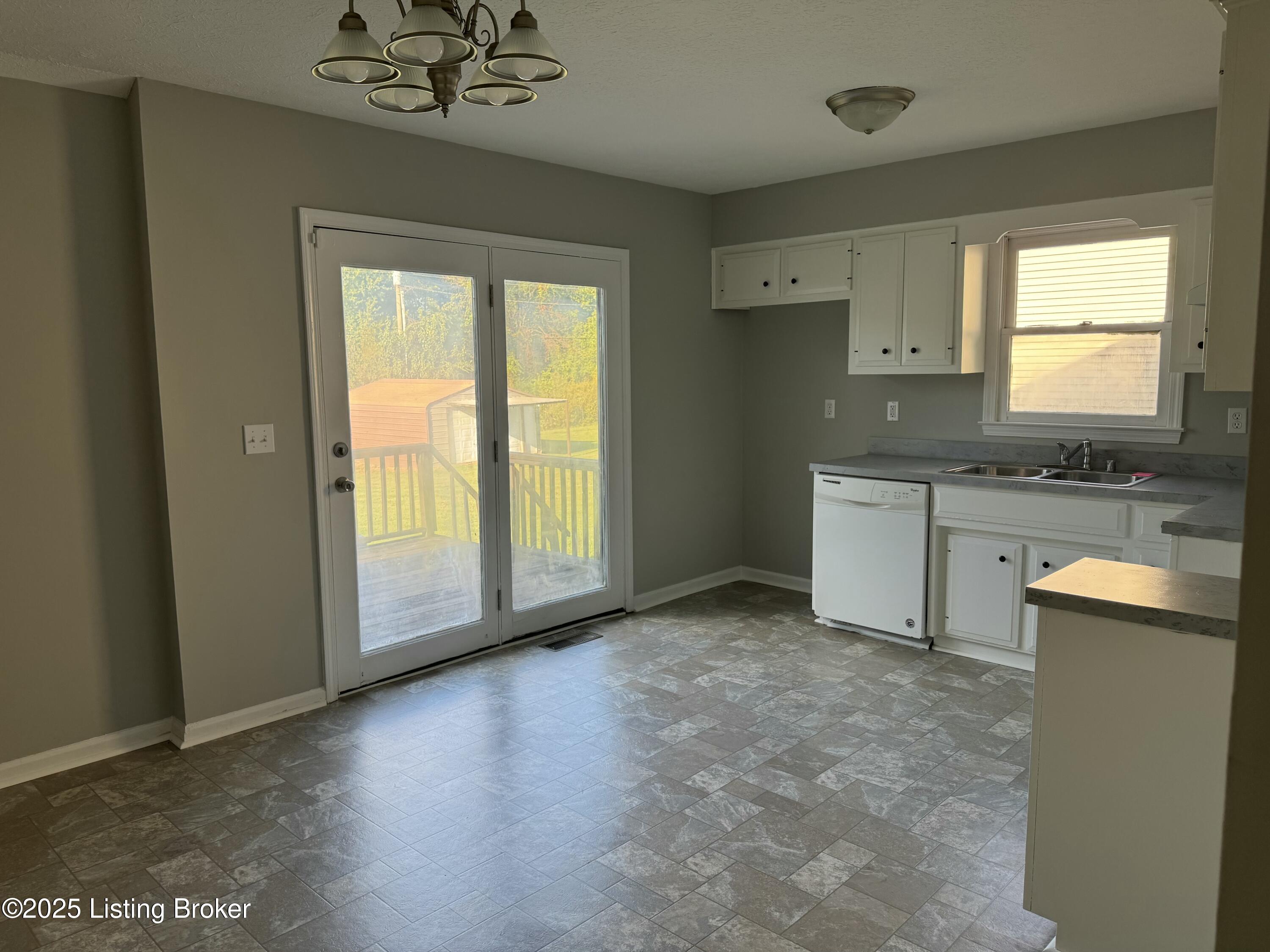 1220 Shepard Way Property Photo 6
