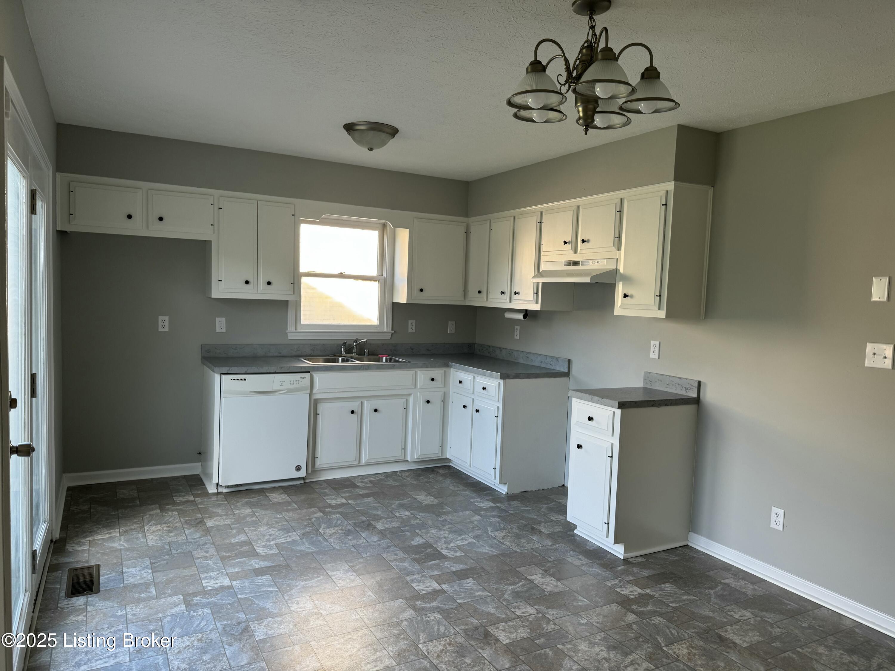 1220 Shepard Way Property Photo 7