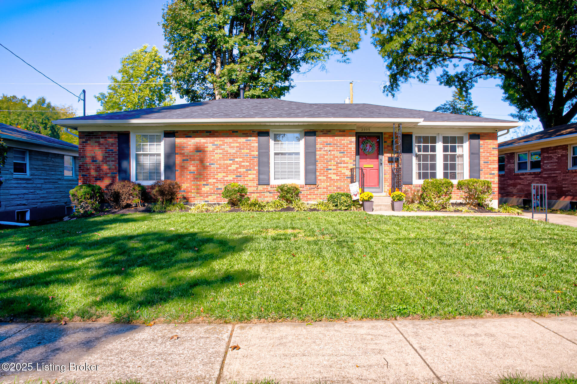 2909 White Plains Rd Property Photo 1