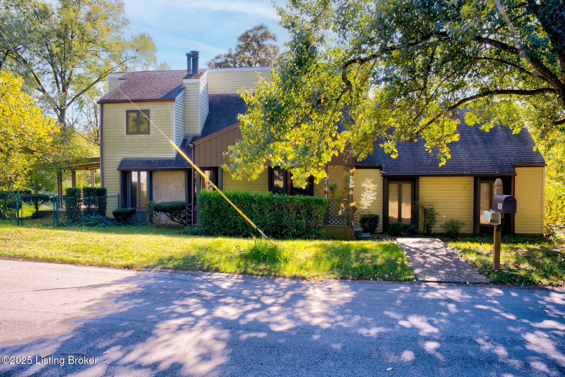 741 Middle Way Property Photo 1