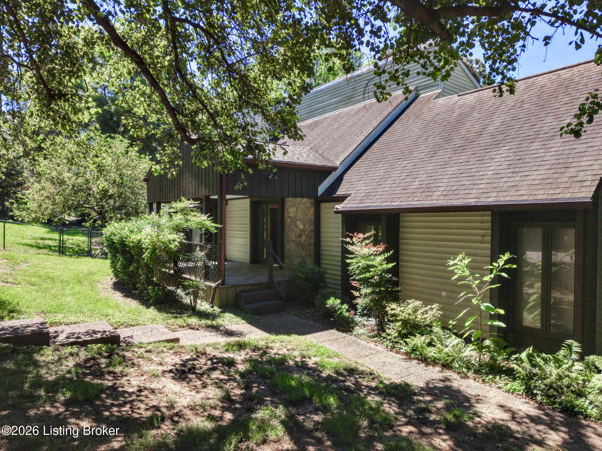 741 Middle Way Property Photo 2